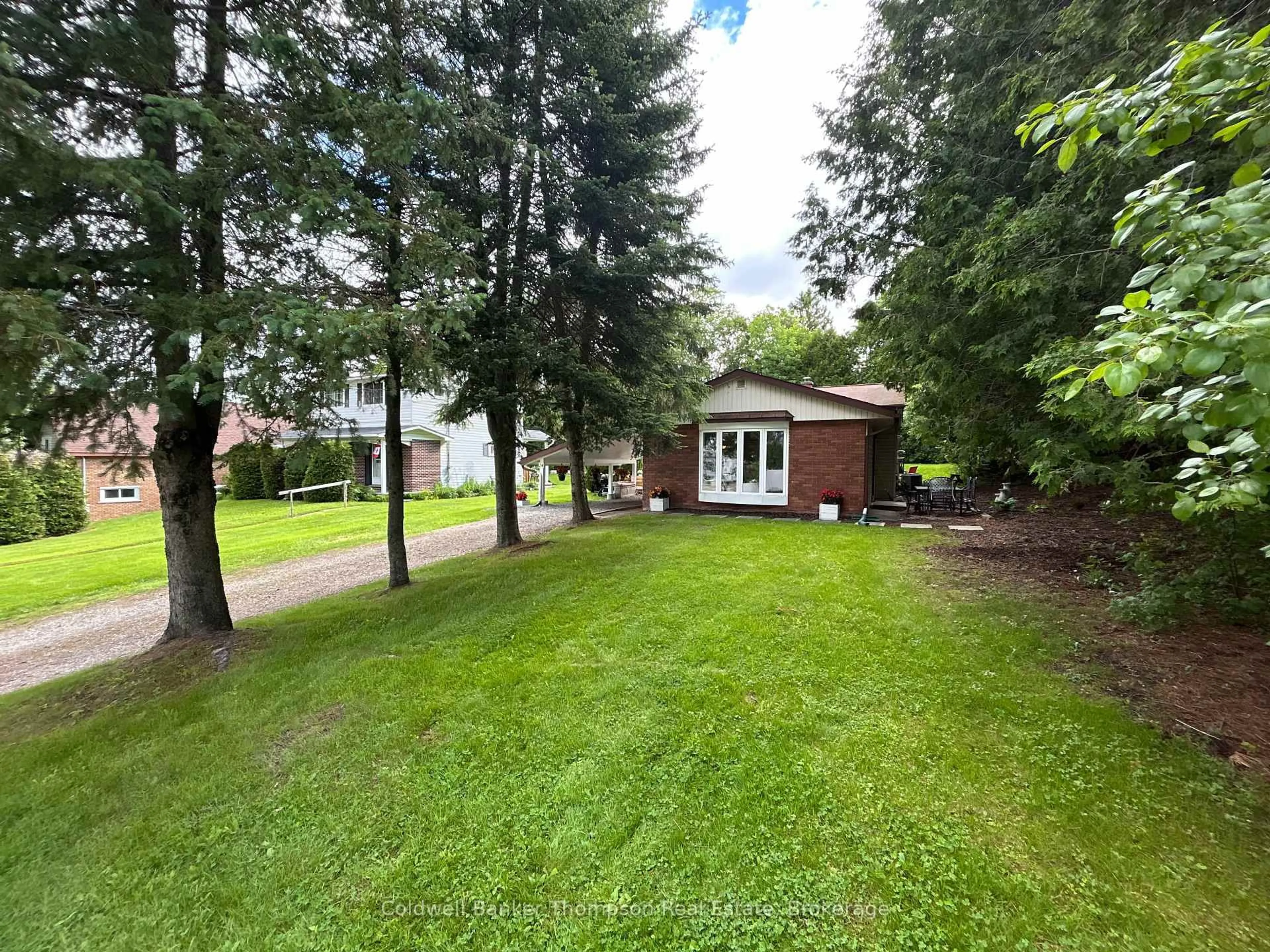 A pic from outside/outdoor area/front of a property/back of a property/a pic from drone, unknown for 24 Centre St, Huntsville Ontario P1H 1X4