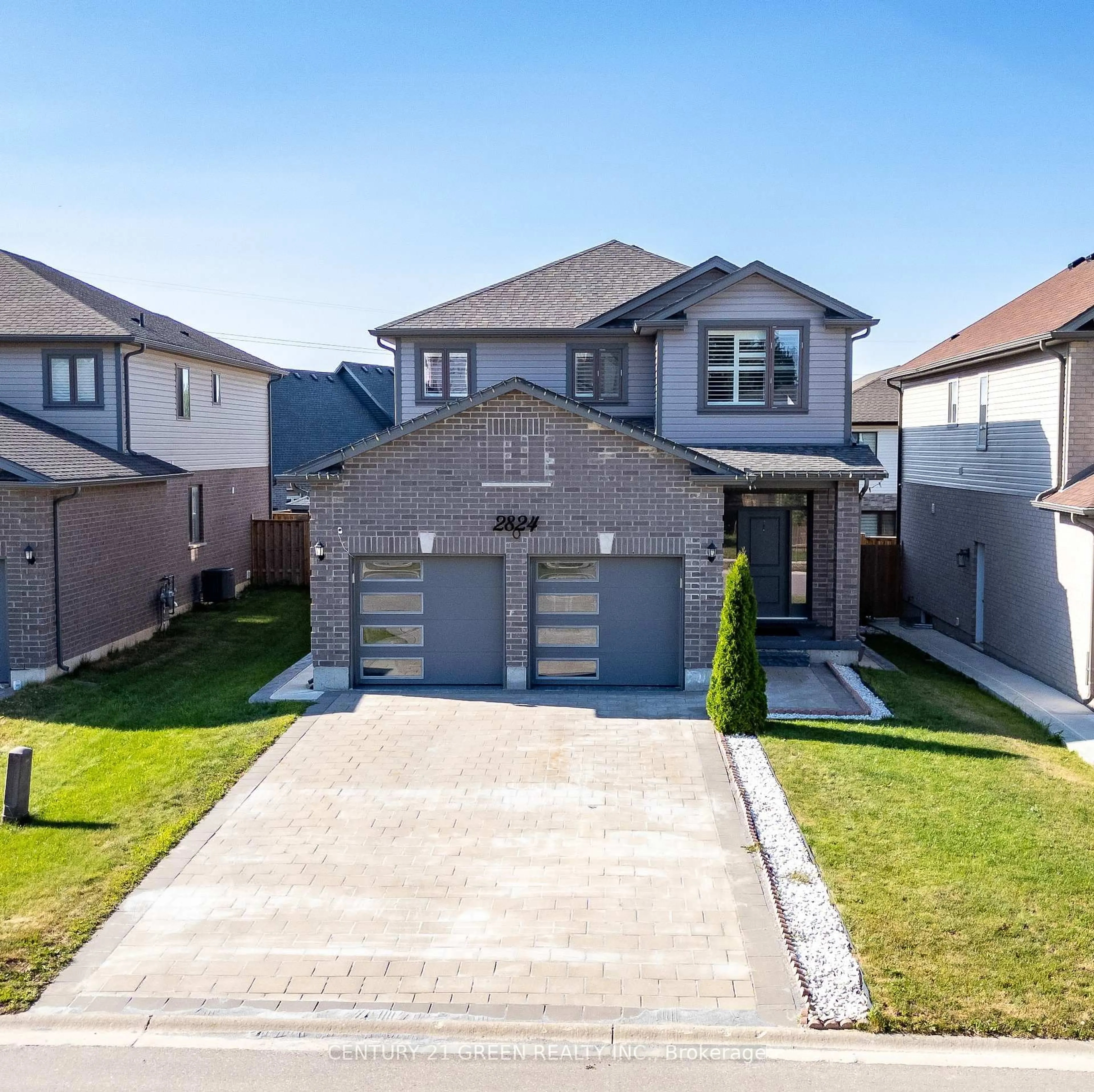 A pic from outside/outdoor area/front of a property/back of a property/a pic from drone, street for 2824 DOYLE Dr, London South Ontario N6M 0G7