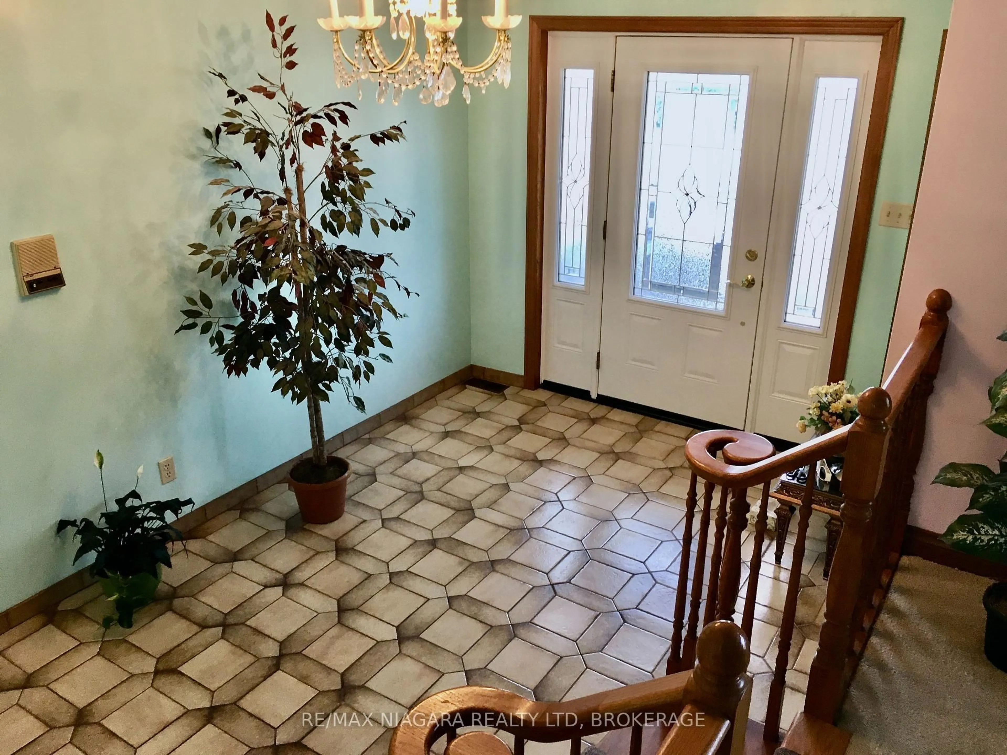 Indoor foyer for 4628 Baldwin Ave, Niagara Falls Ontario L2H 1N8