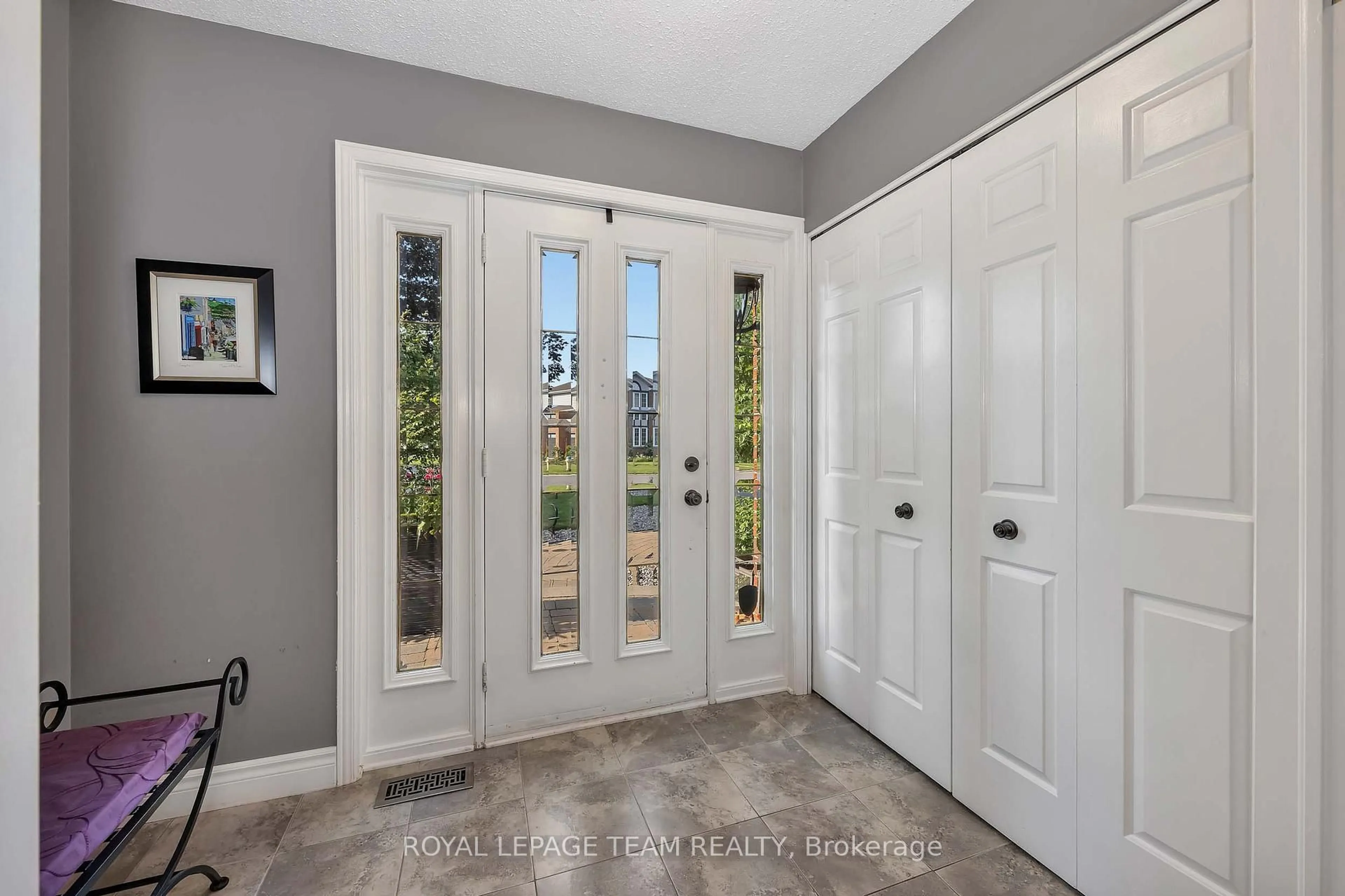 Indoor entryway for 47 Stapledon Cres, Ottawa Ontario K2H 9L3