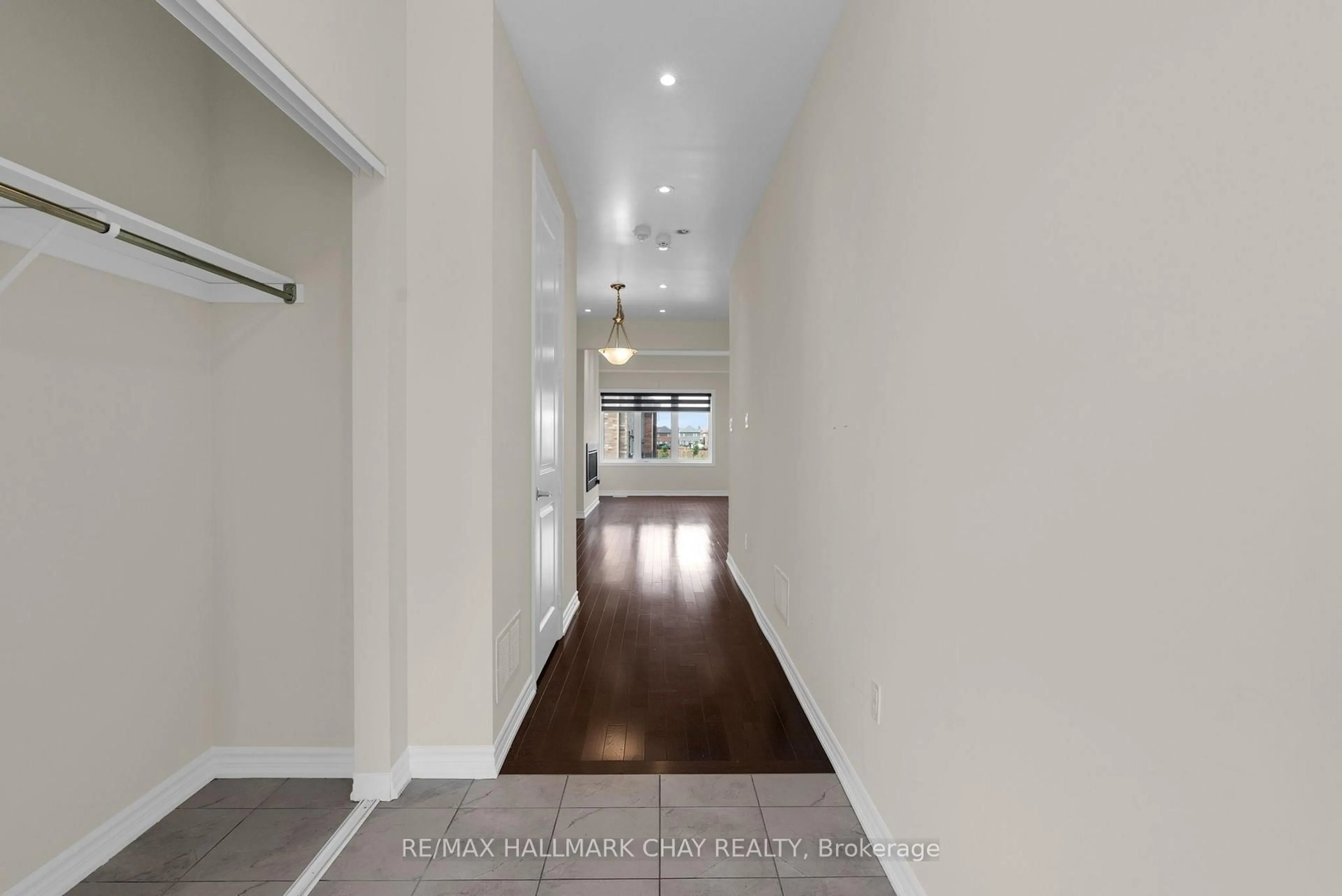 Indoor entryway for 264 Russell St, Southgate Ontario N0C 1B0