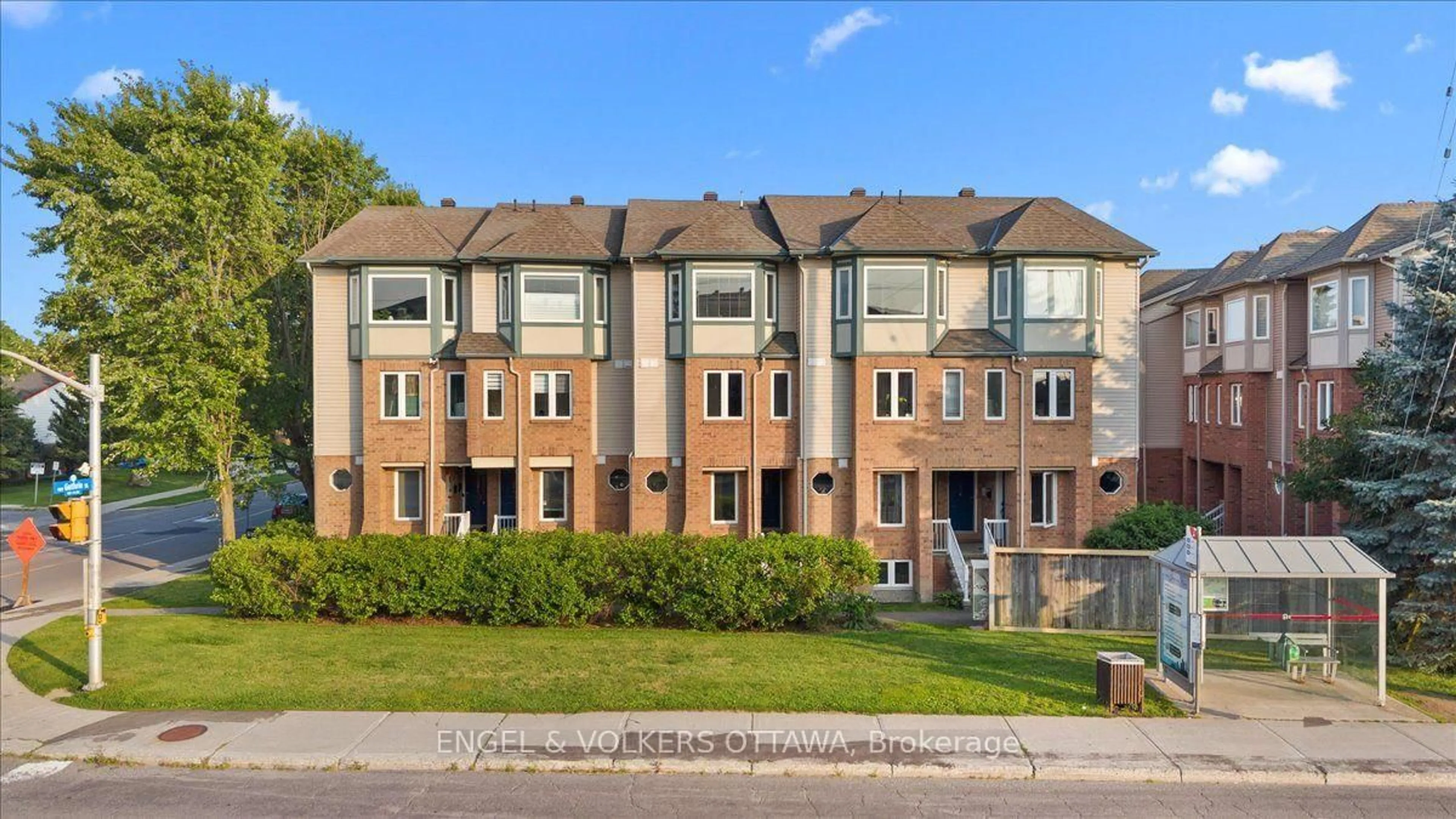 A pic from outside/outdoor area/front of a property/back of a property/a pic from drone, building for 2820 Baseline Rd #9, Ottawa Ontario K2H 1G9