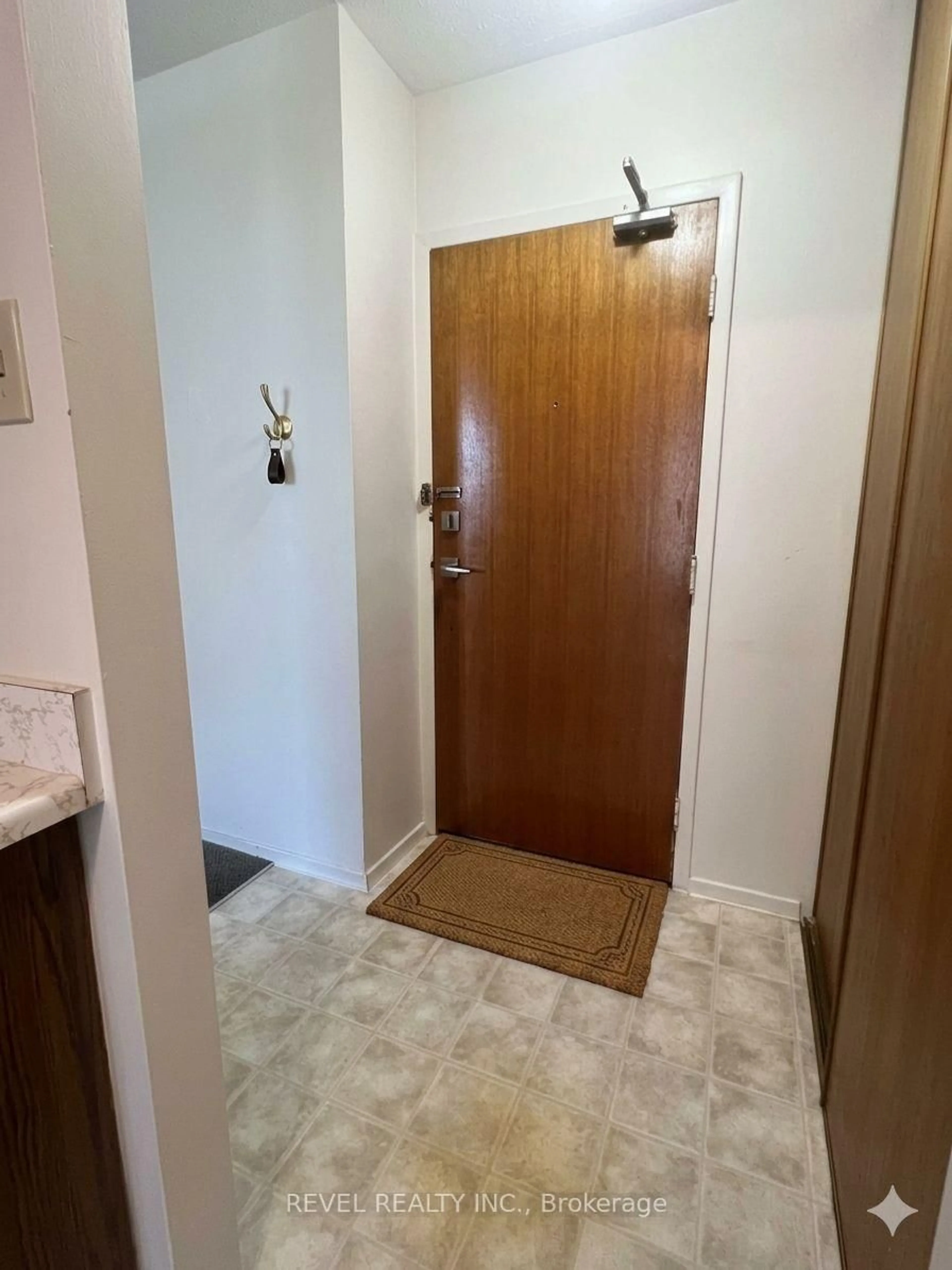 Indoor entryway for 359 Geneva St #407, St. Catharines Ontario L2N 2G5