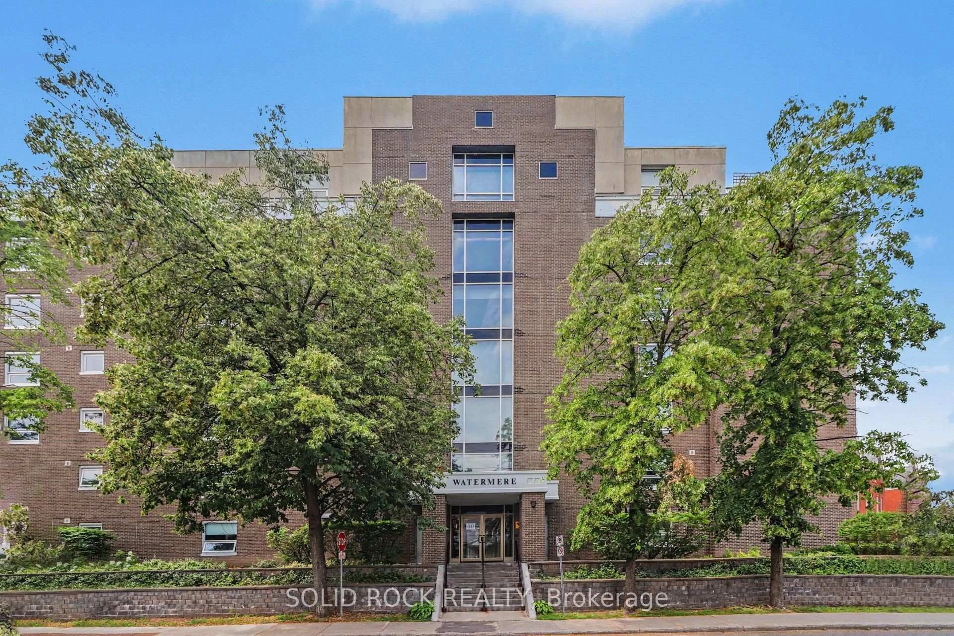 Indoor foyer for 30 CHARLEVOIX St #303, Ottawa Ontario K1L 8K5