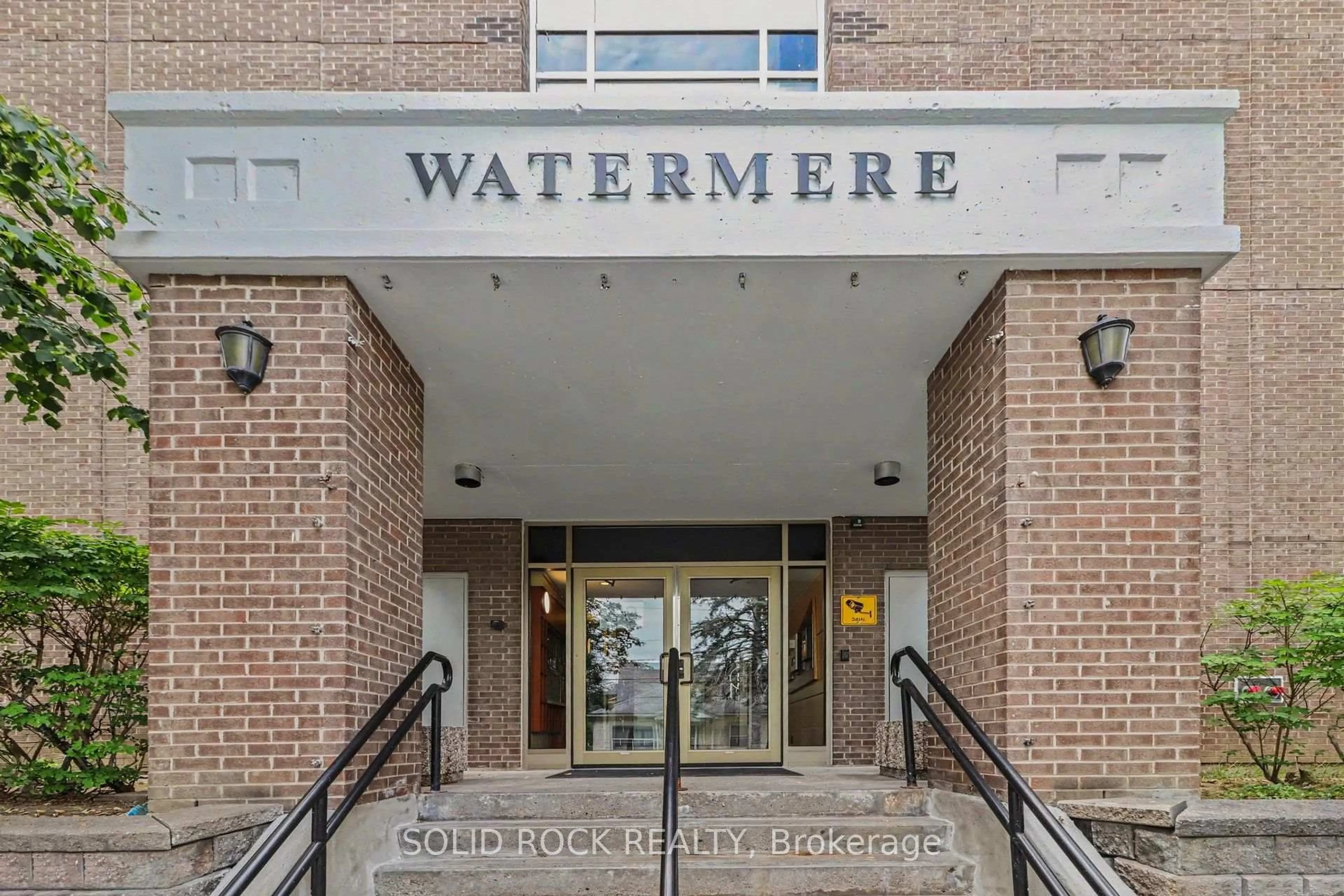 Indoor foyer for 30 CHARLEVOIX St #303, Ottawa Ontario K1L 8K5