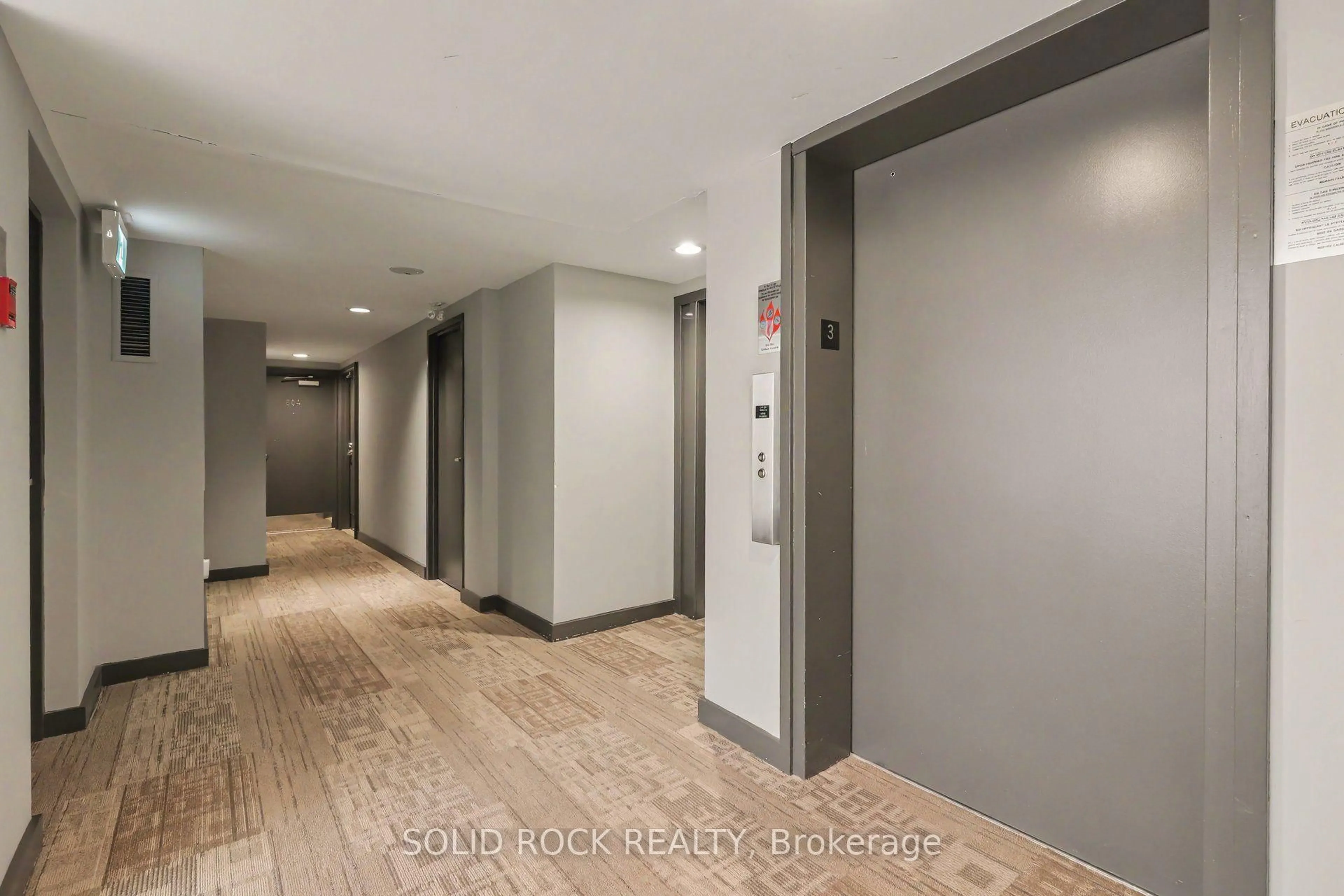 Indoor foyer for 30 CHARLEVOIX St #303, Ottawa Ontario K1L 8K5