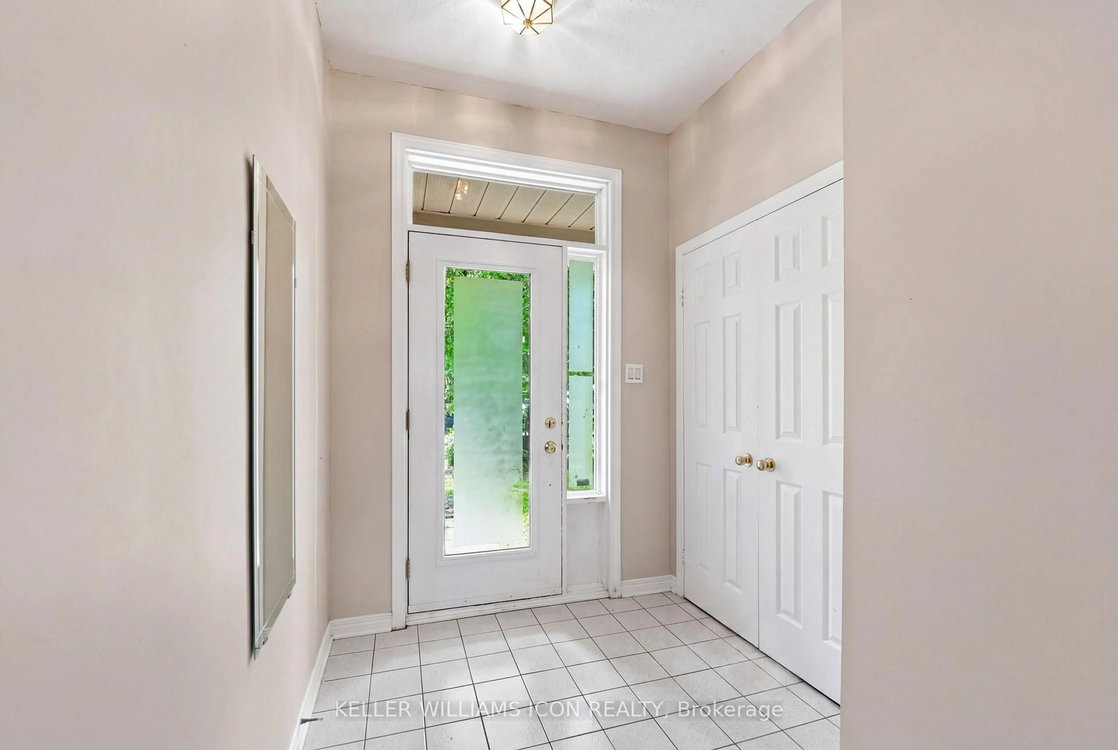 Indoor entryway for 121 Thornbury Cres, Nepean Ontario K2G 6J1