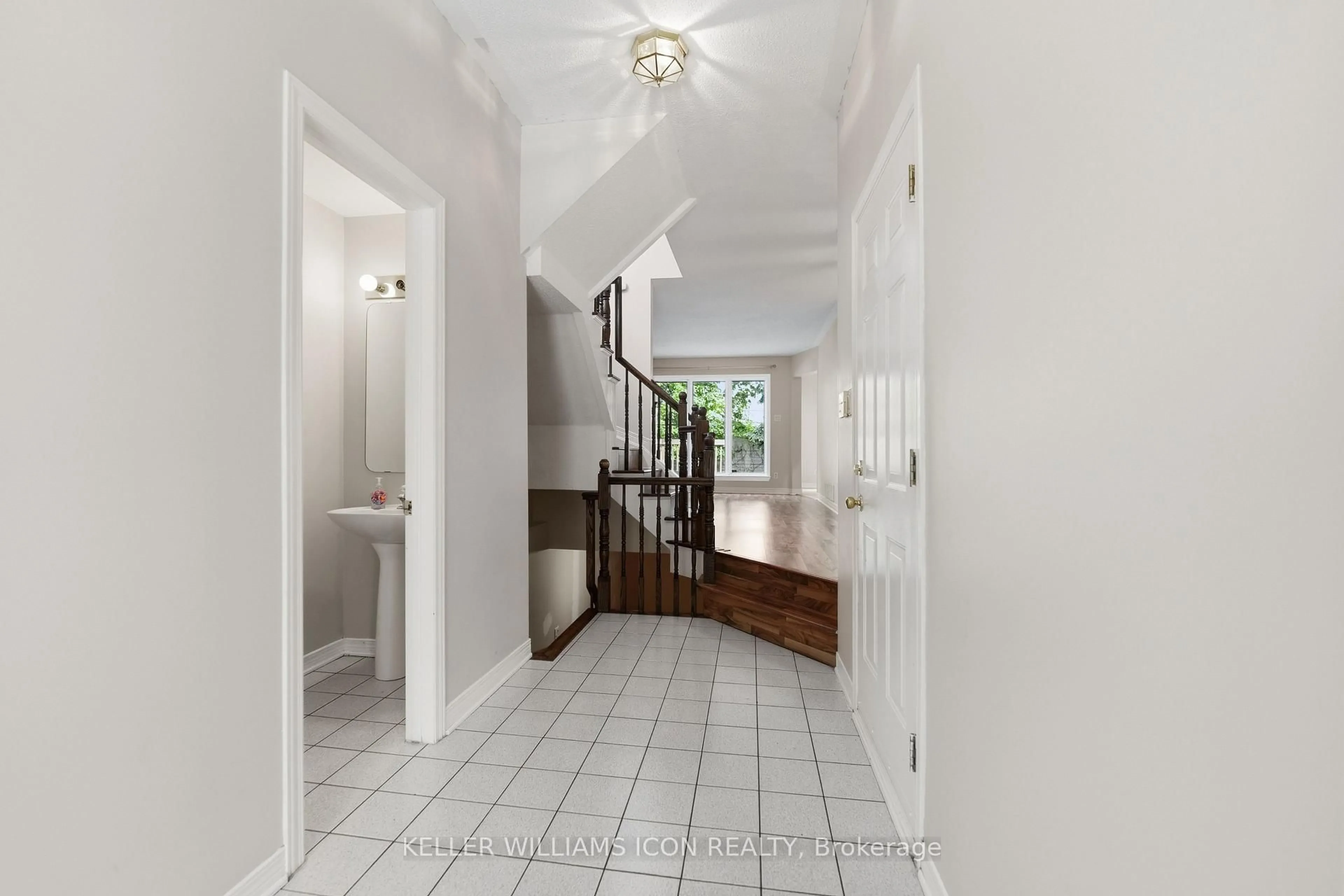 Indoor foyer for 121 Thornbury Cres, Nepean Ontario K2G 6J1