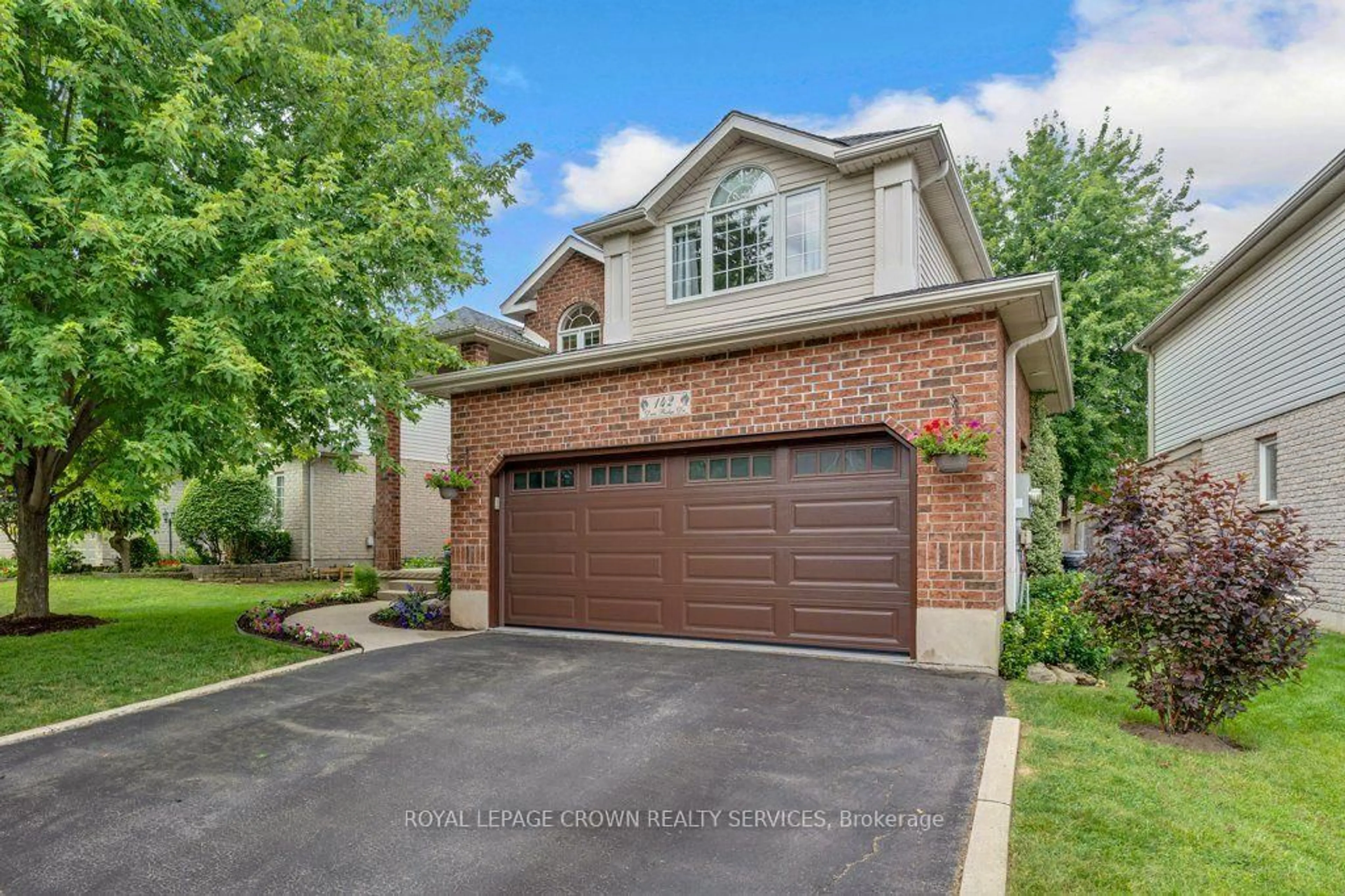 Home with brick exterior material, street for 142 Deer Ridge Dr, Kitchener Ontario N2P 2K9