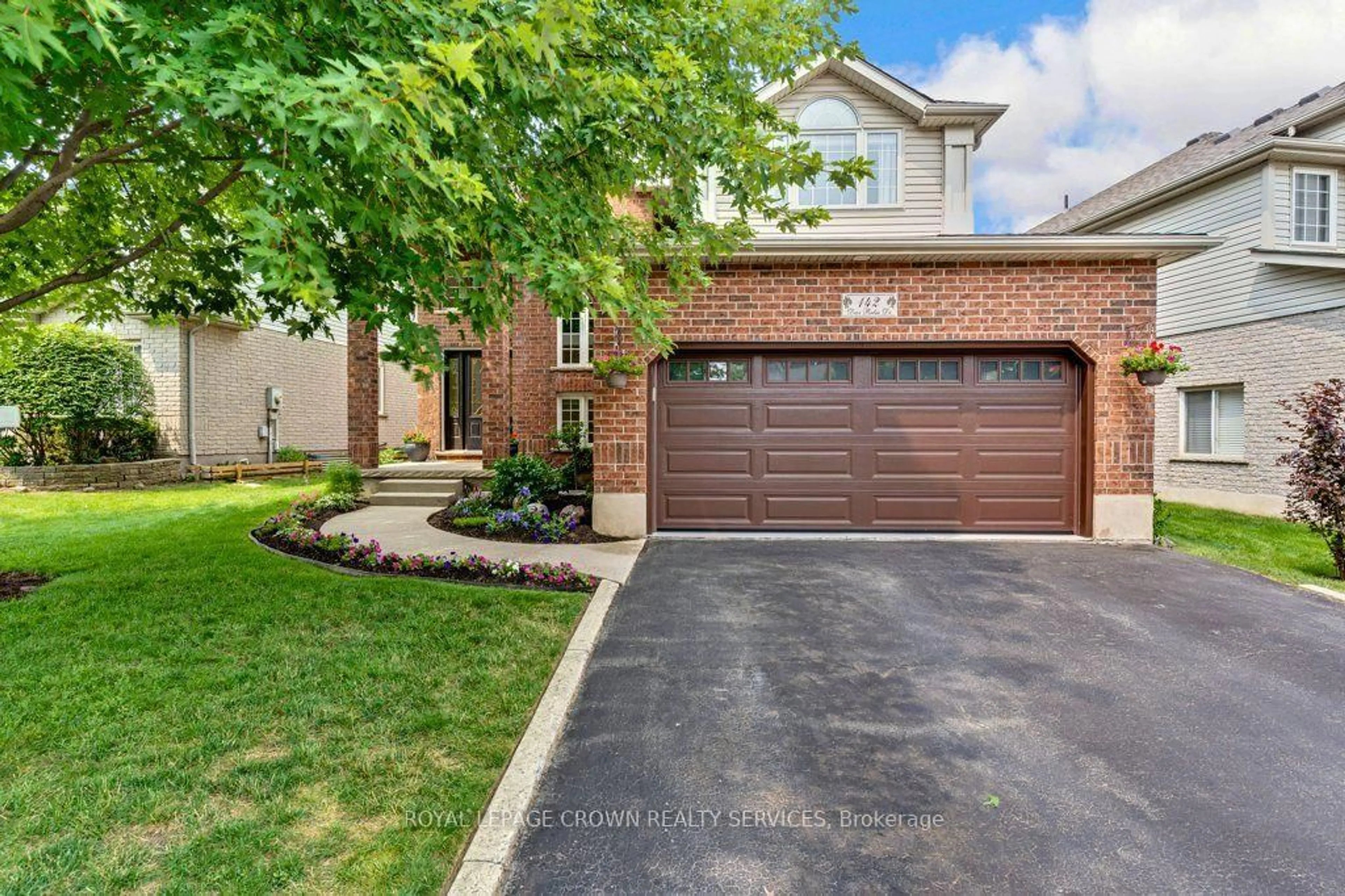 Home with brick exterior material, street for 142 Deer Ridge Dr, Kitchener Ontario N2P 2K9