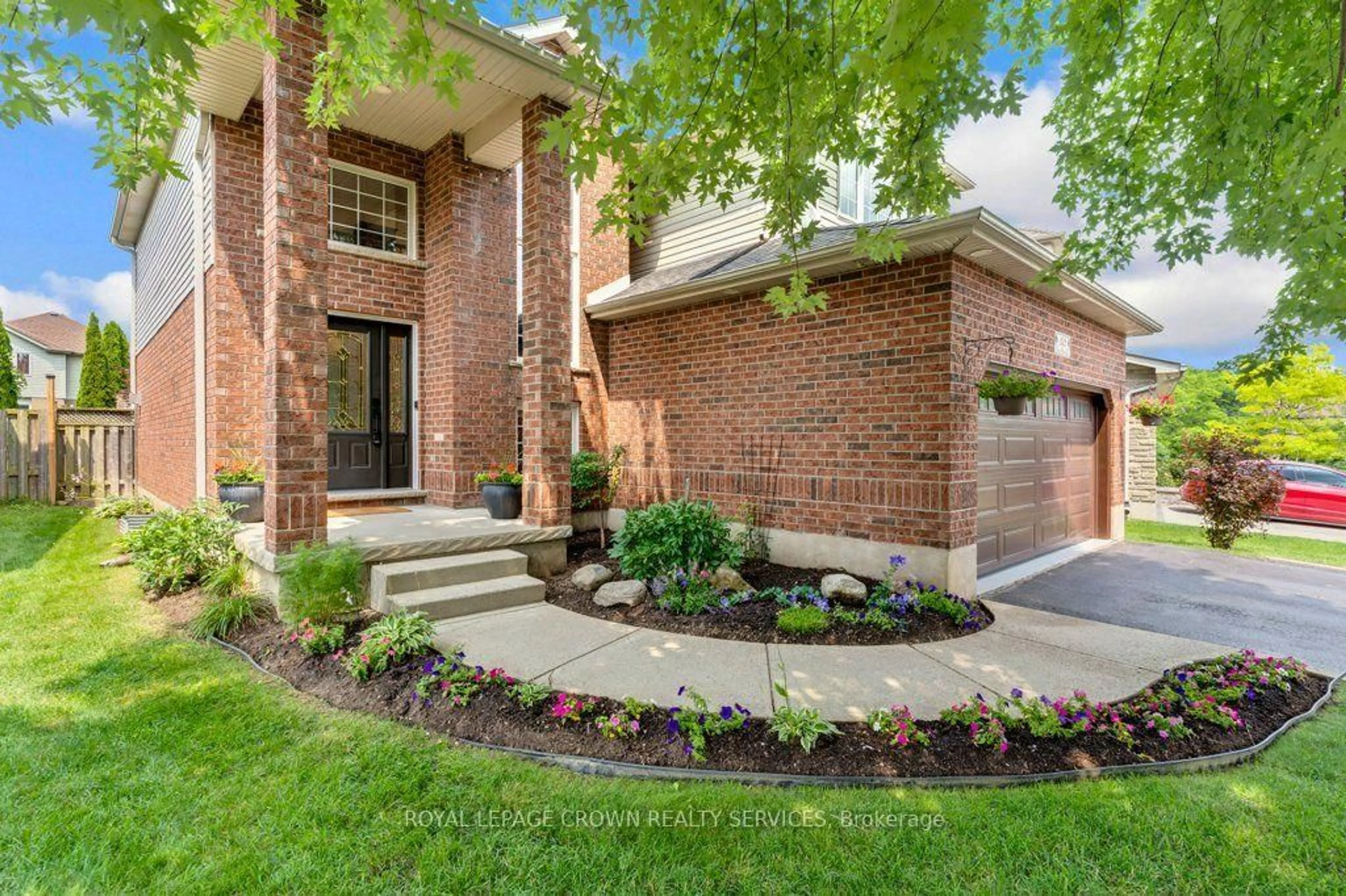 Home with brick exterior material, street for 142 Deer Ridge Dr, Kitchener Ontario N2P 2K9
