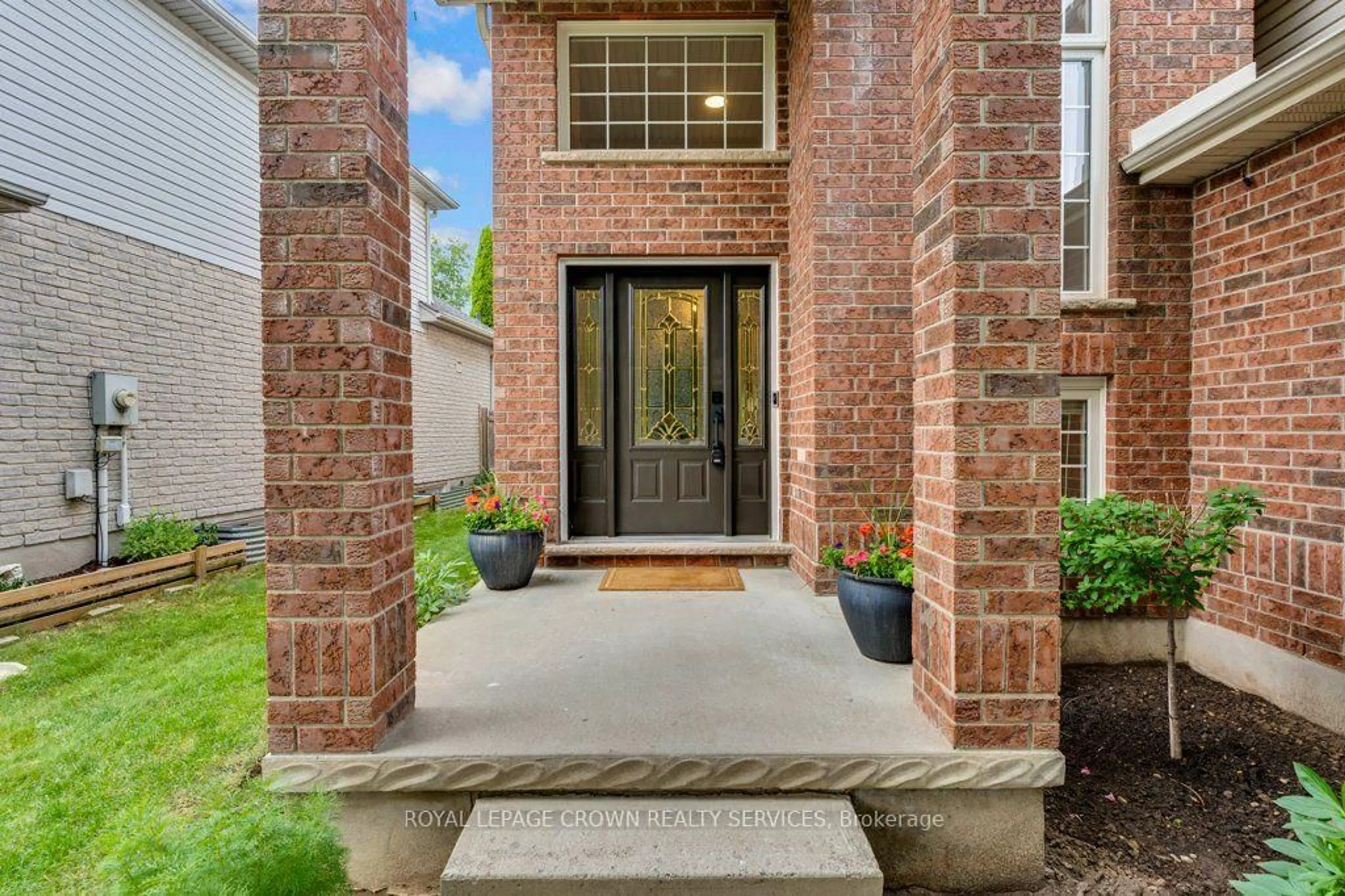 Home with brick exterior material, street for 142 Deer Ridge Dr, Kitchener Ontario N2P 2K9