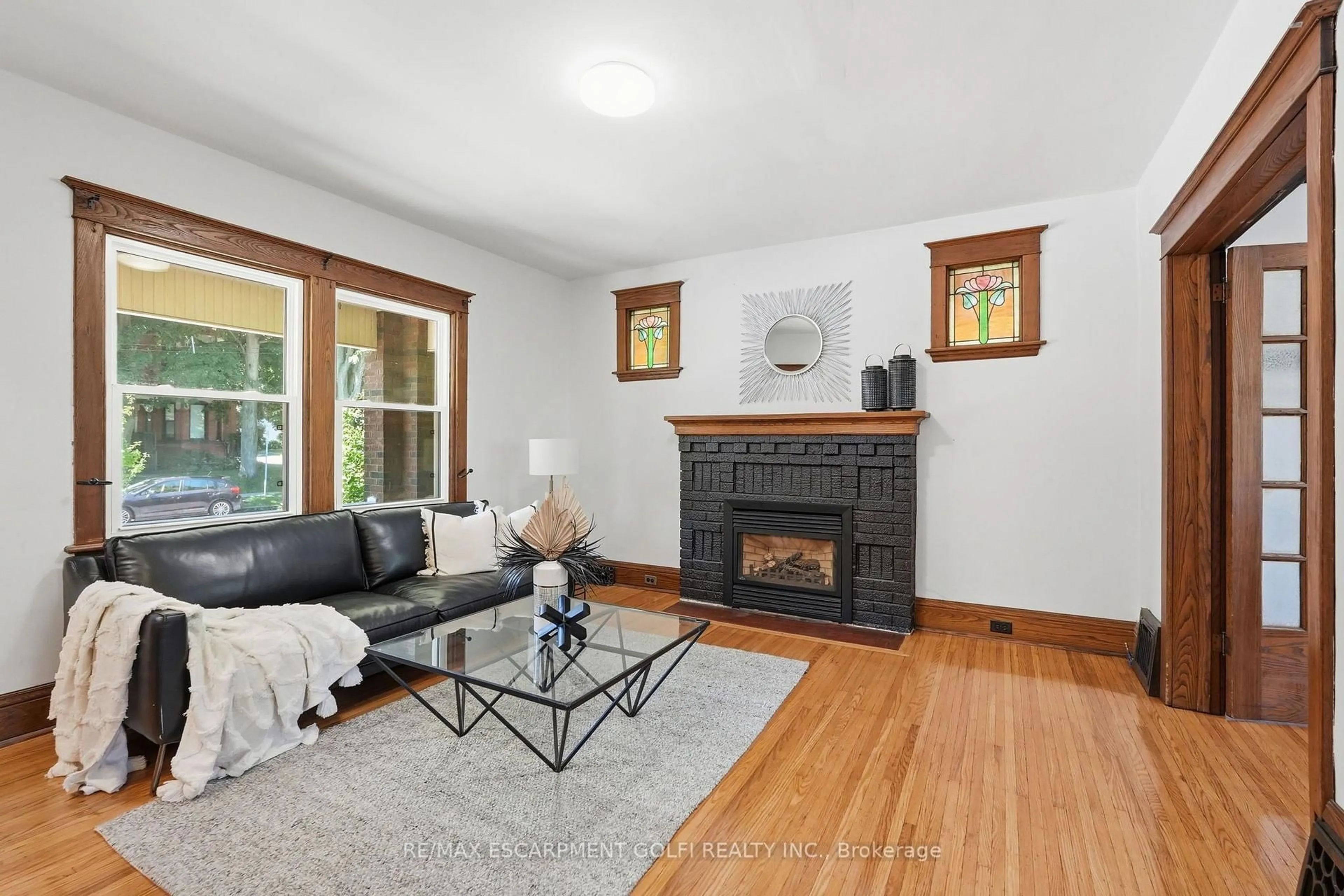 Living room with furniture, unknown for 37 Maplewood Ave, Hamilton Ontario L8M 1W6