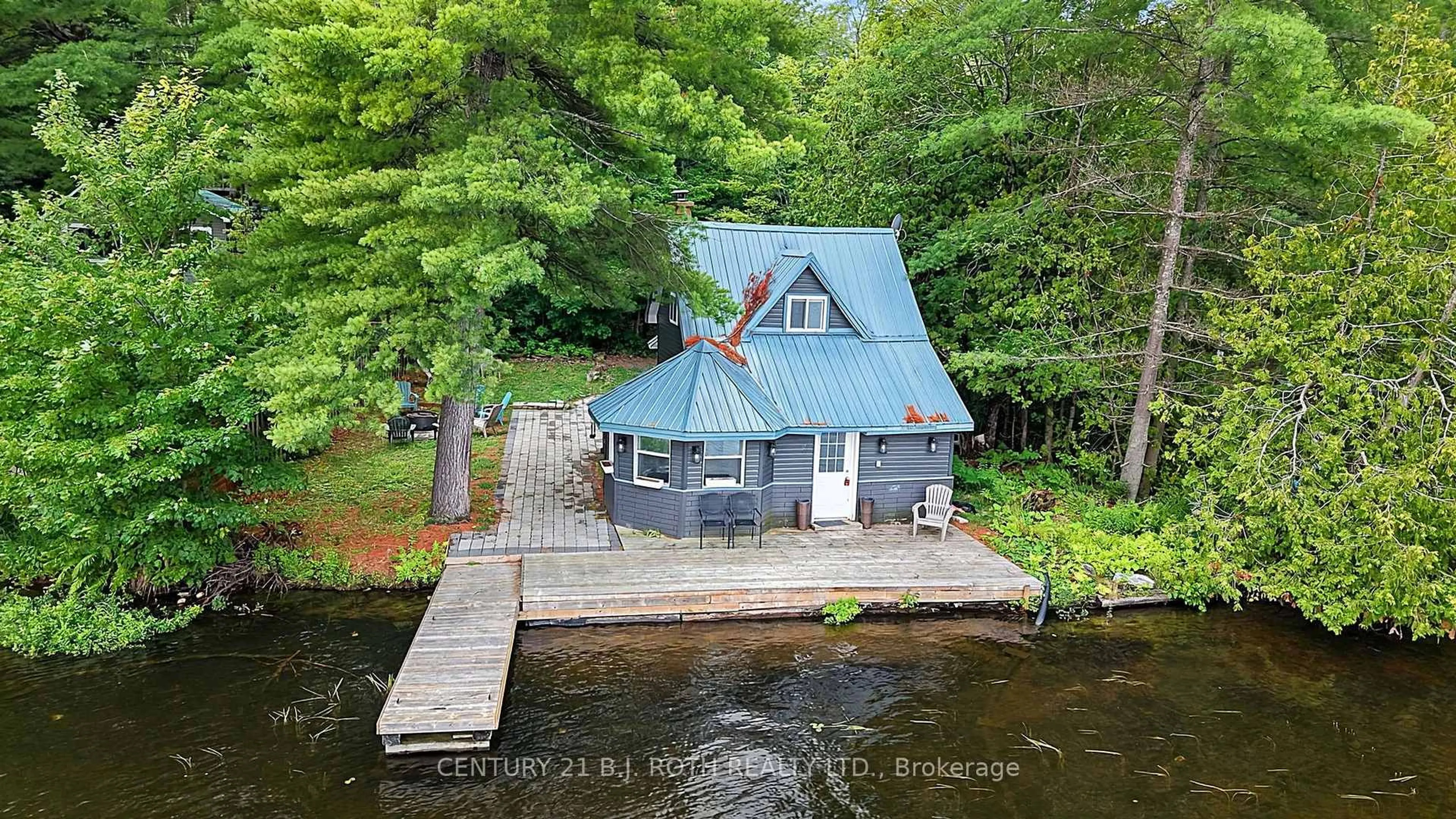 A pic from outside/outdoor area/front of a property/back of a property/a pic from drone, water/lake/river/ocean view for 1100 Hewitt St, Gravenhurst Ontario P1P 0C1