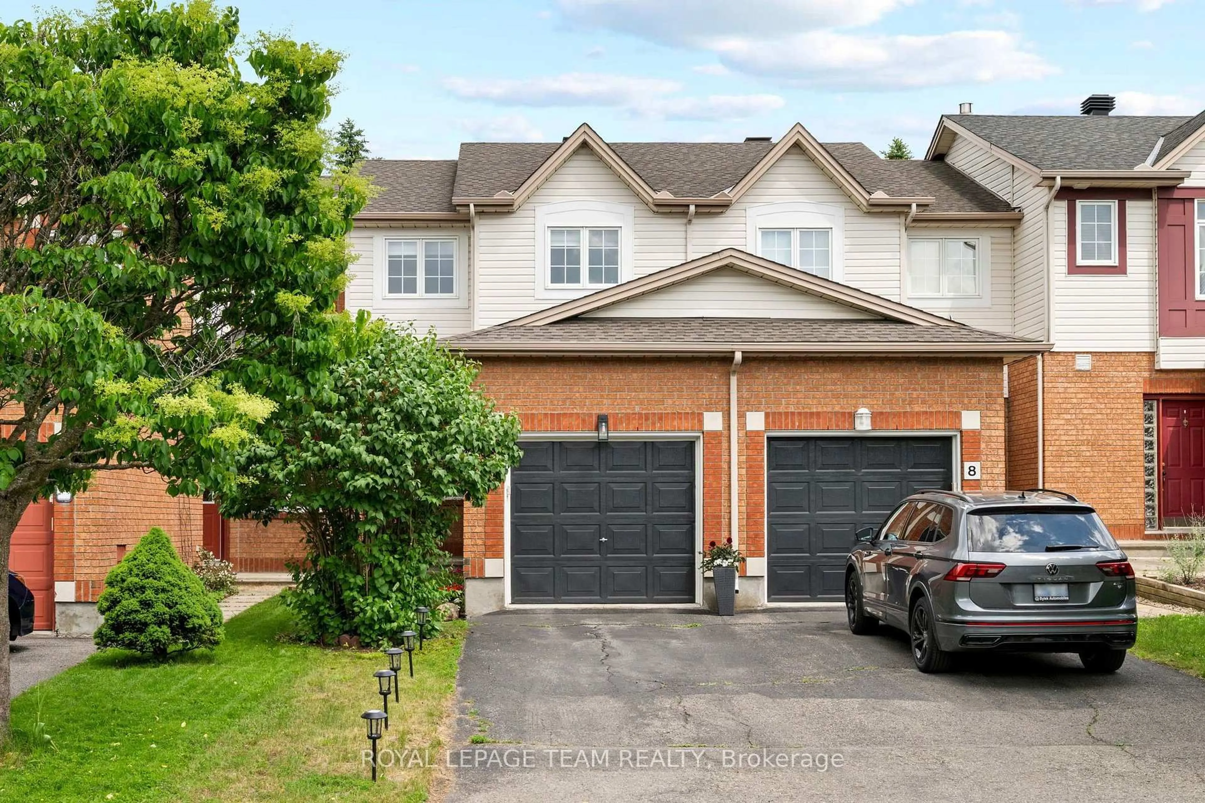 A pic from outside/outdoor area/front of a property/back of a property/a pic from drone, street for 6 Folison St, Ottawa Ontario K1T 3Y3
