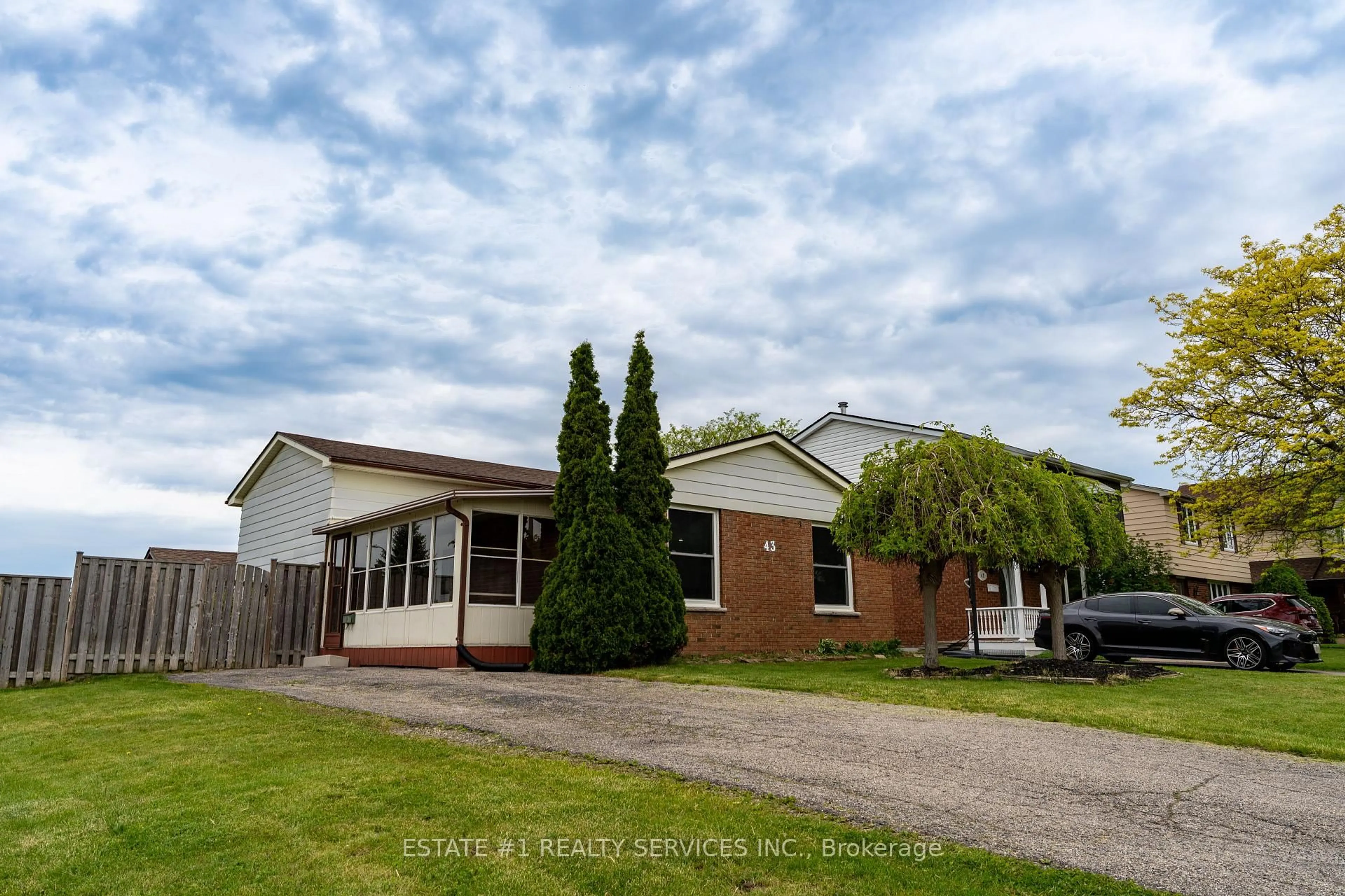 A pic from outside/outdoor area/front of a property/back of a property/a pic from drone, street for 43 Dyer St, St. Thomas Ontario N5R 5K2