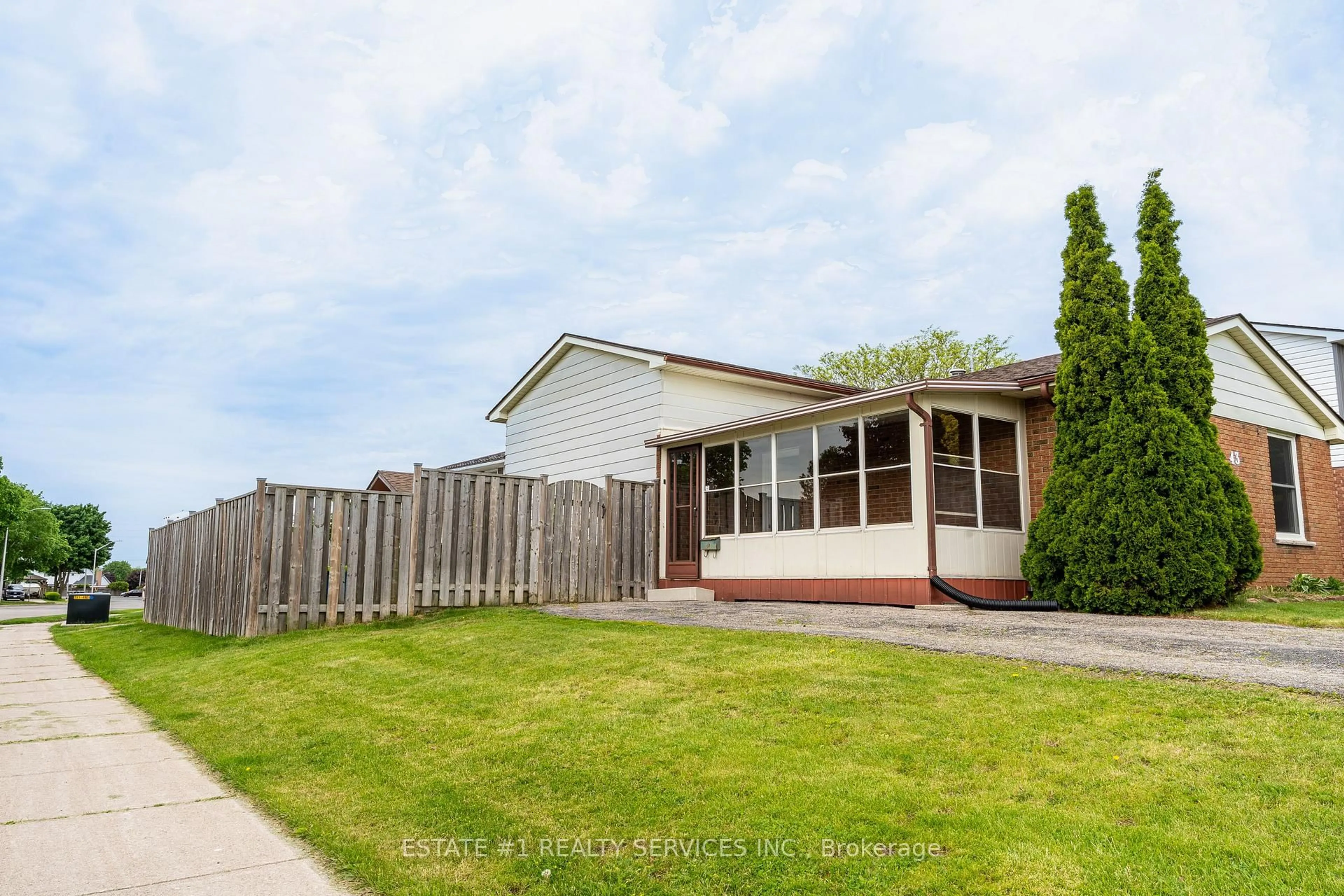 Unknown for 43 Dyer St, St. Thomas Ontario N5R 5K2