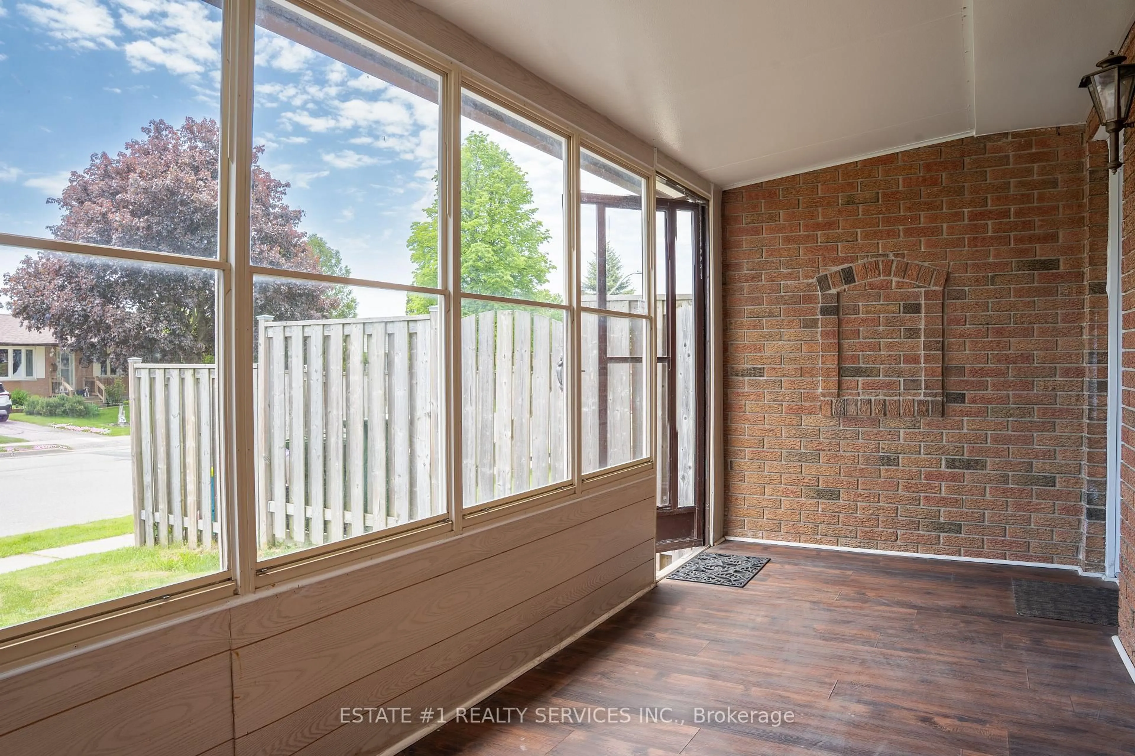 Indoor entryway for 43 Dyer St, St. Thomas Ontario N5R 5K2