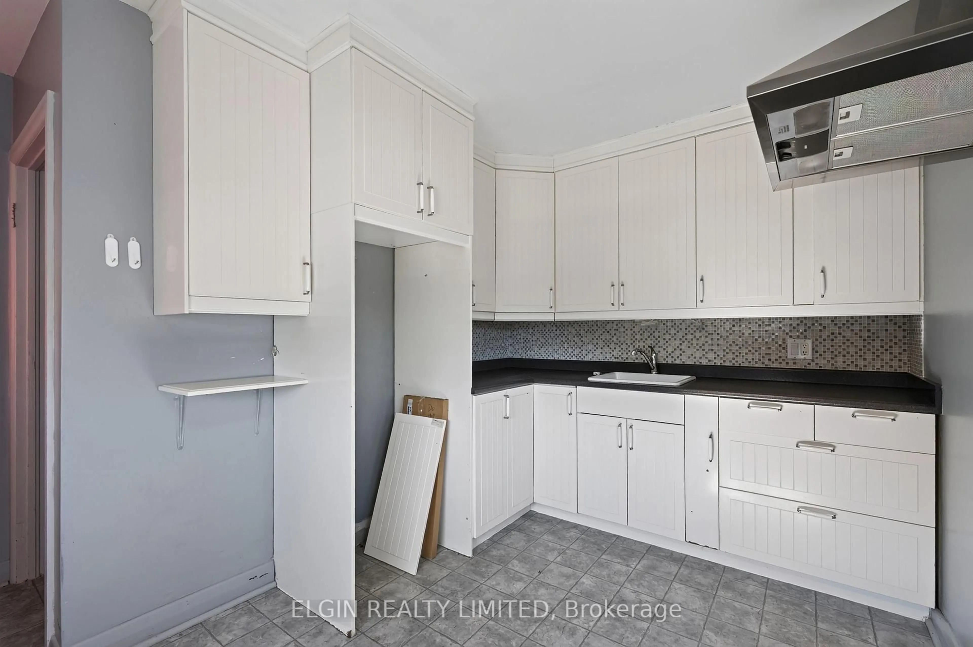Standard kitchen, ceramic/tile floor for 90 Dunkirk Dr, St. Thomas Ontario N5R 1S3
