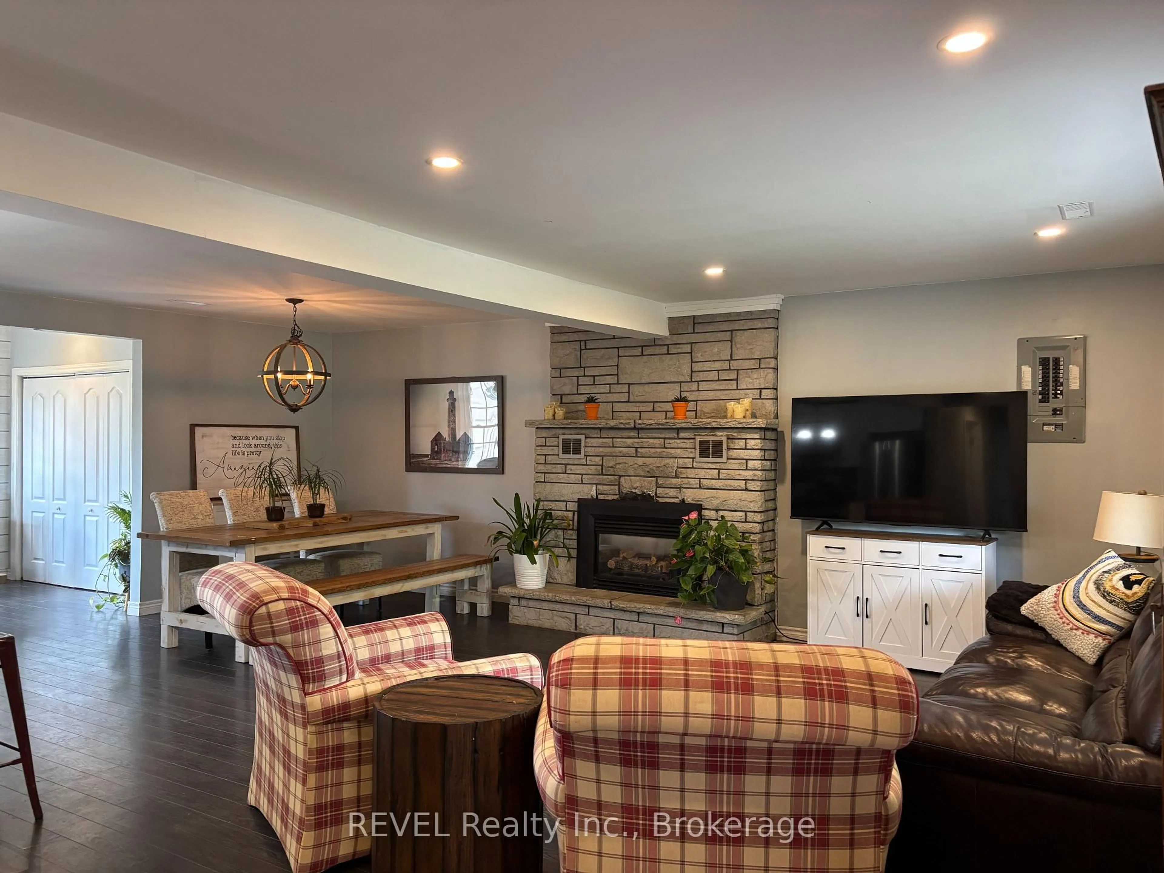 Living room with furniture, unknown for 2906 June Rd, Port Colborne Ontario L3K 5V3