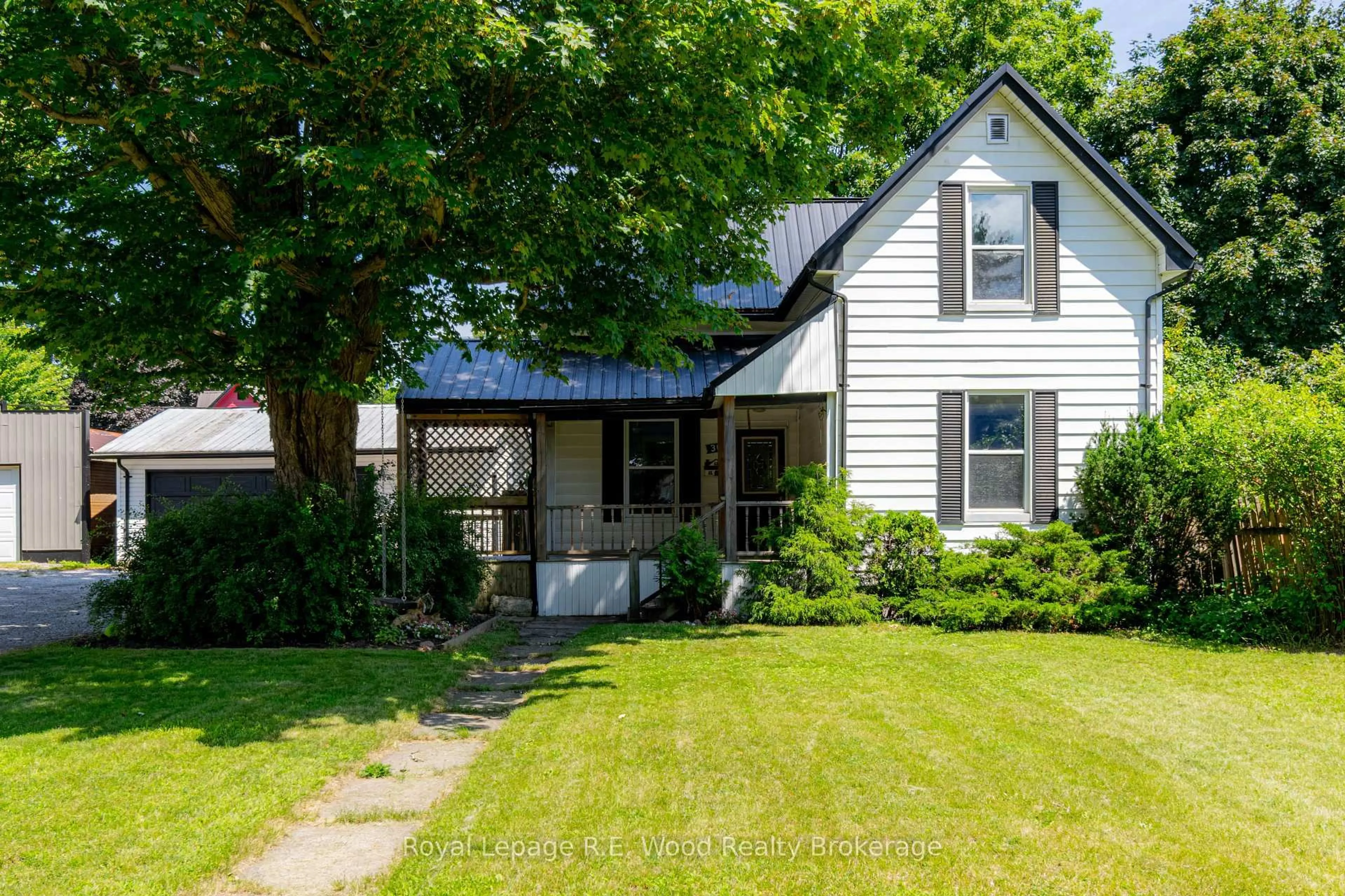 A pic from outside/outdoor area/front of a property/back of a property/a pic from drone, street for 311 TALBOT St, Aylmer Ontario N5H 1H8