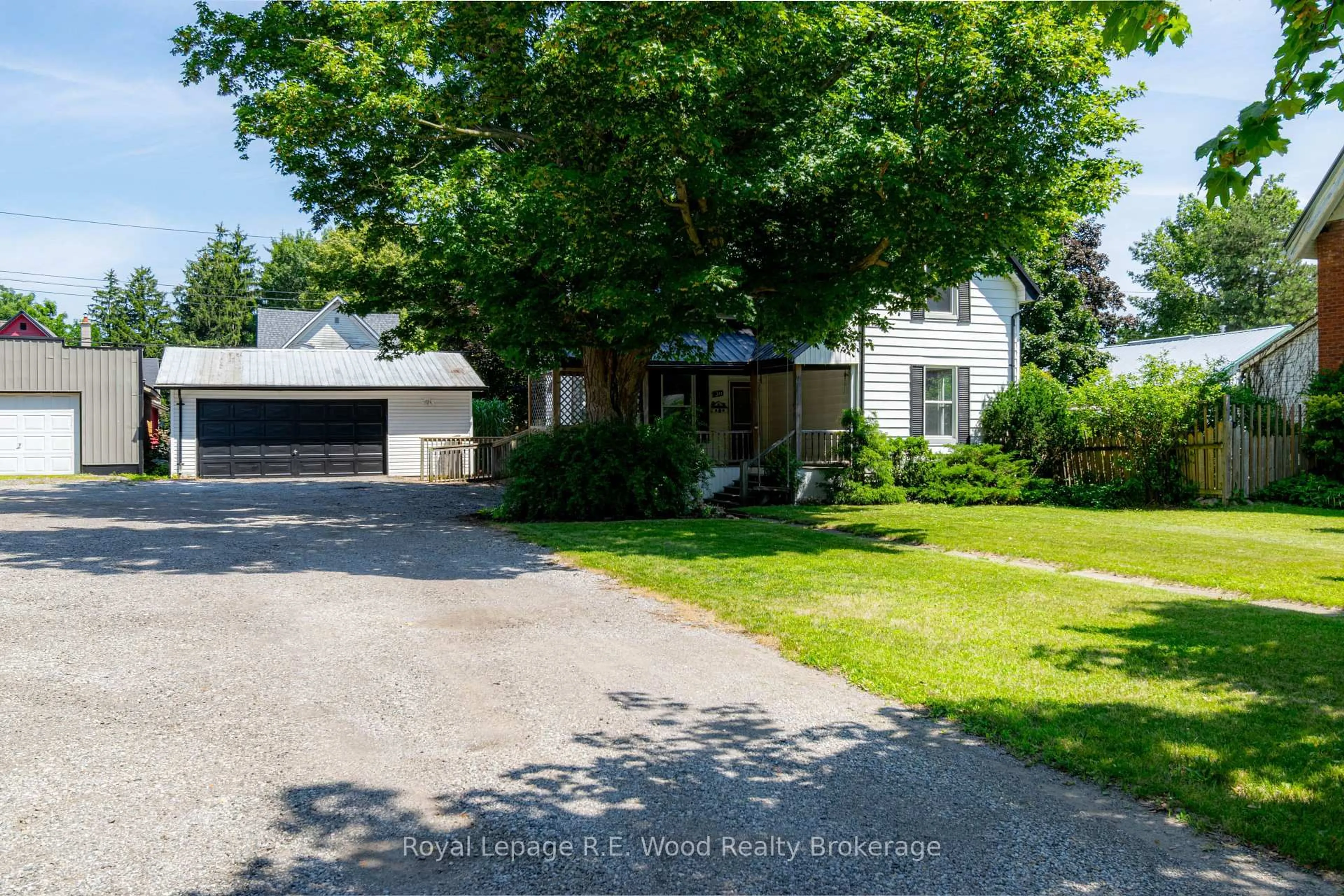 A pic from outside/outdoor area/front of a property/back of a property/a pic from drone, street for 311 TALBOT St, Aylmer Ontario N5H 1H8