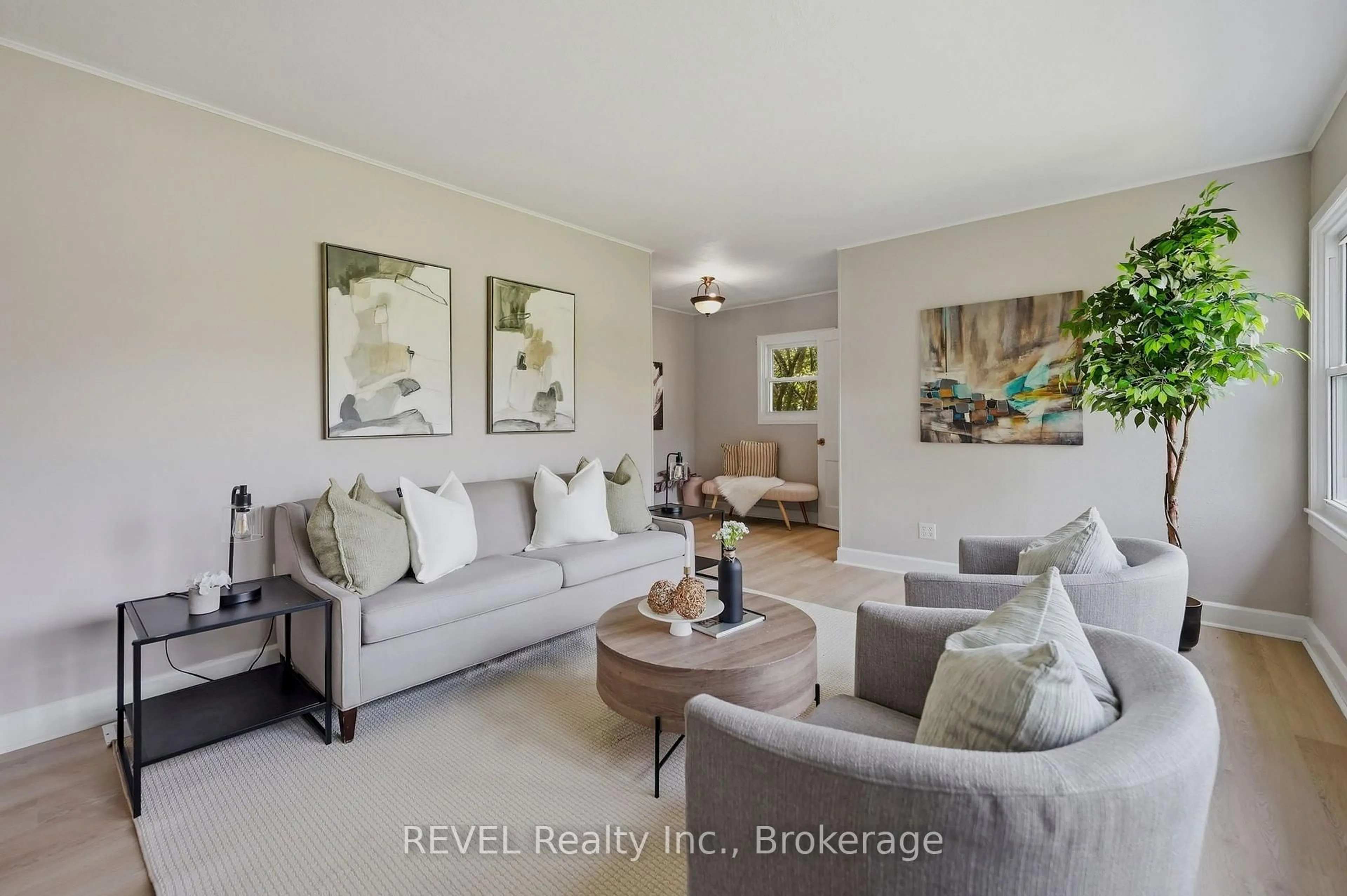 Living room with furniture, unknown for 7962 Booth St, Niagara Falls Ontario L2H 1E8