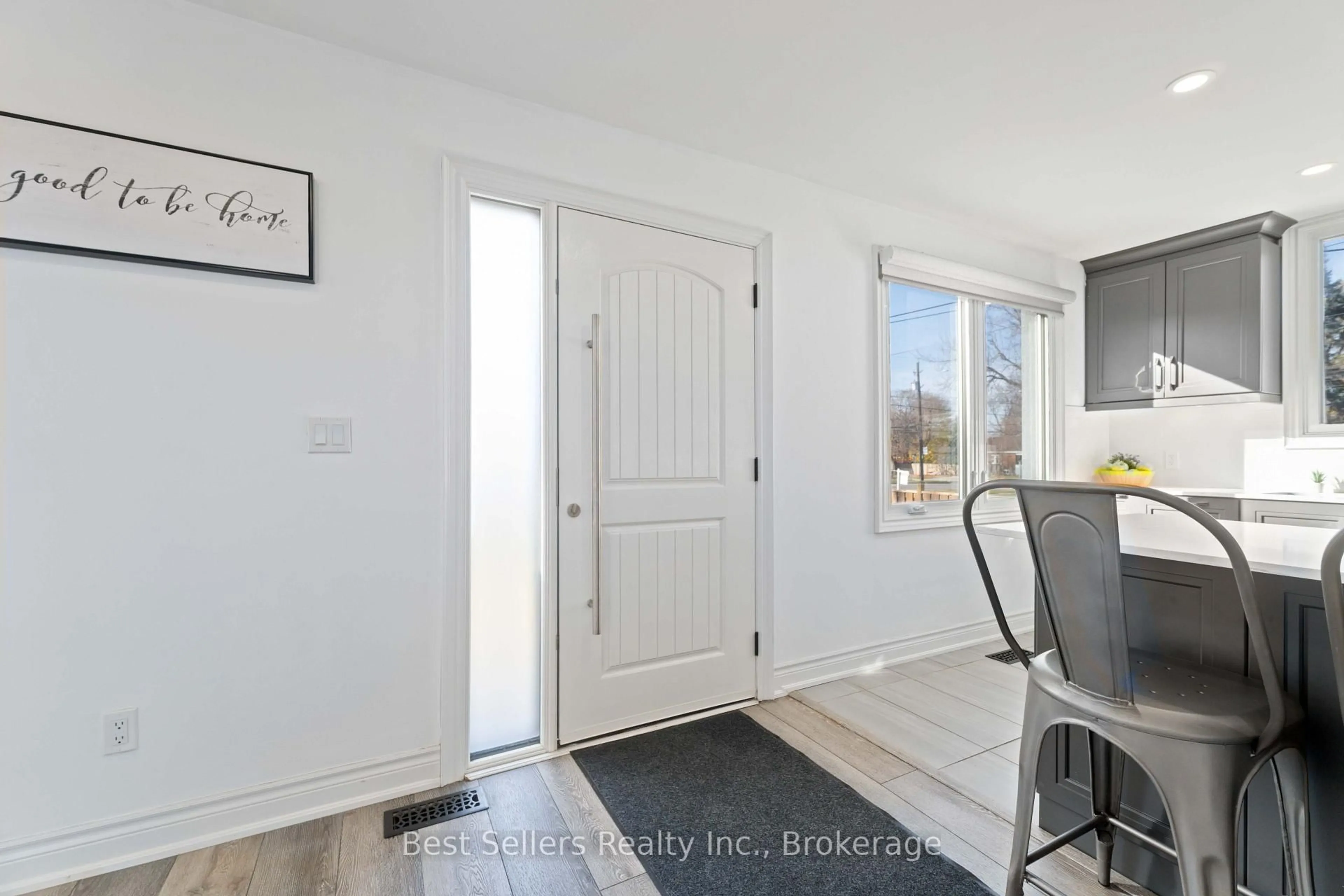 Indoor entryway for 599 Beach Blvd, Hamilton Ontario L8H 6X8
