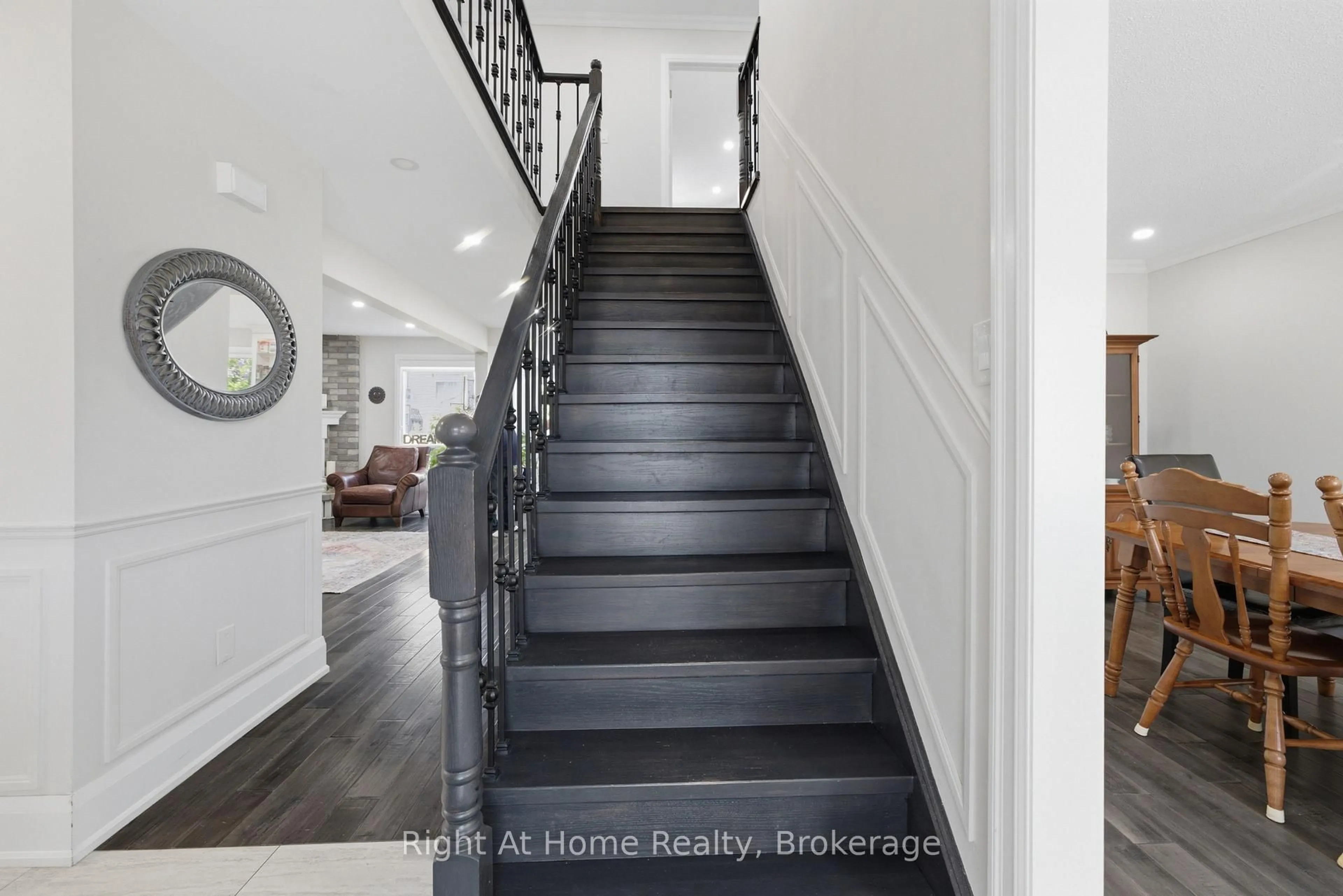 Indoor entryway for 197 Parkwood Cres, Hamilton Ontario L8V 4Z3