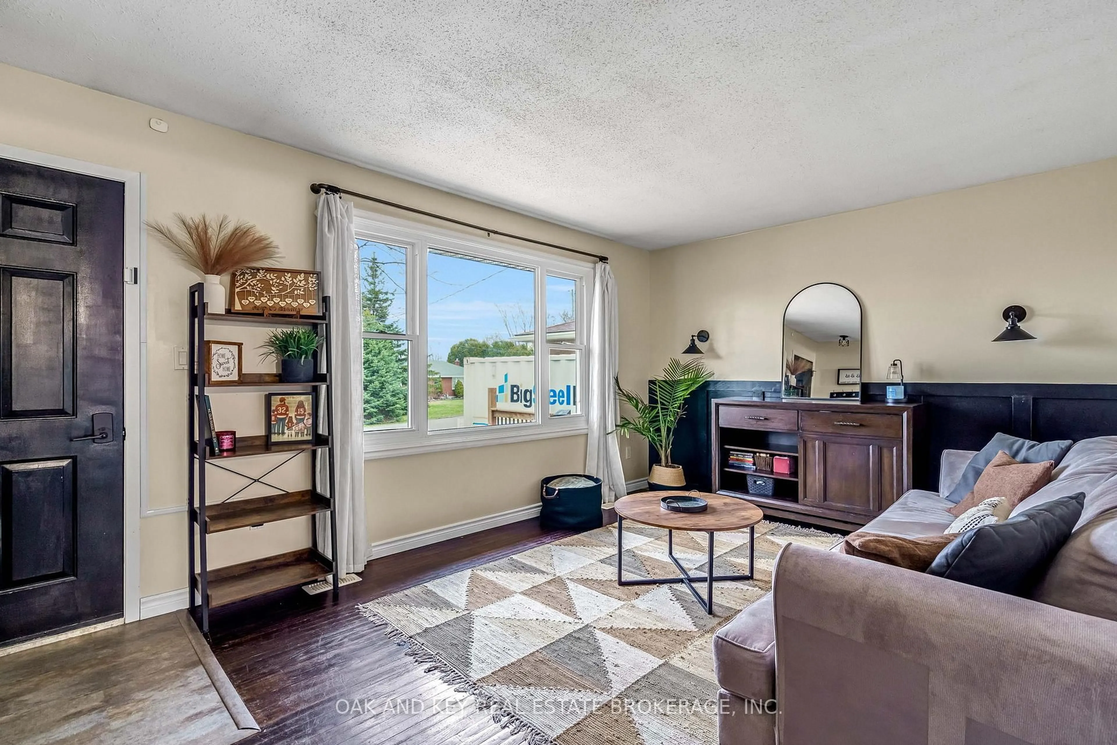 Living room with furniture, unknown for 26 Sinclair Ave, St. Thomas Ontario N5R 3A8