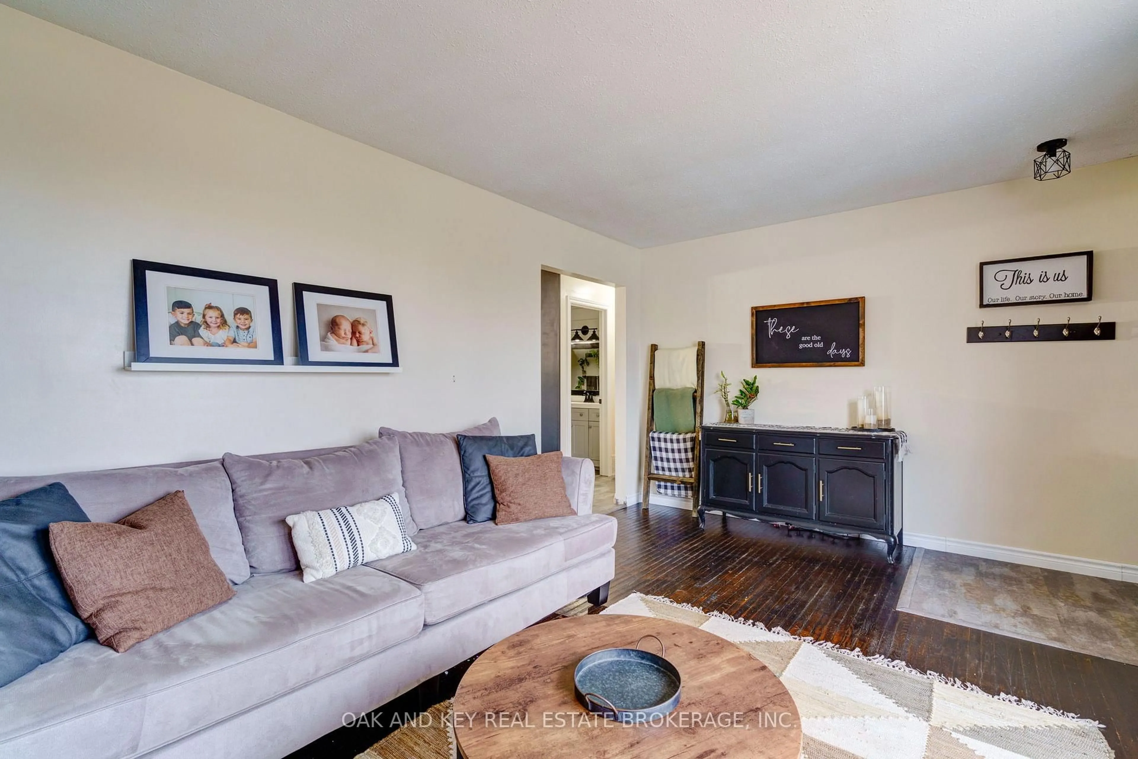 Living room with furniture, unknown for 26 Sinclair Ave, St. Thomas Ontario N5R 3A8