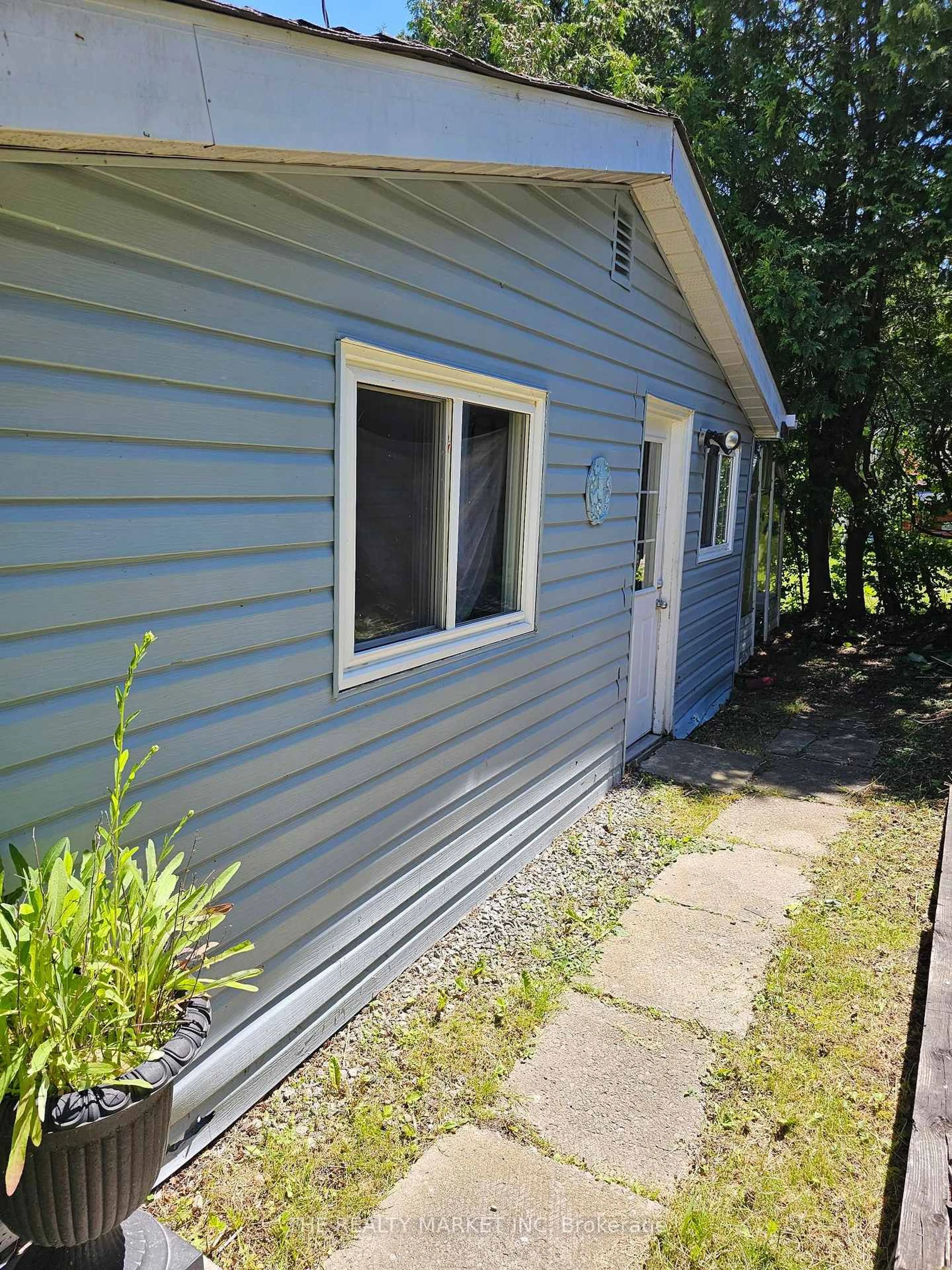 Home with vinyl exterior material, unknown for 30 Beach Rd, Kawartha Lakes Ontario K0M 2C0