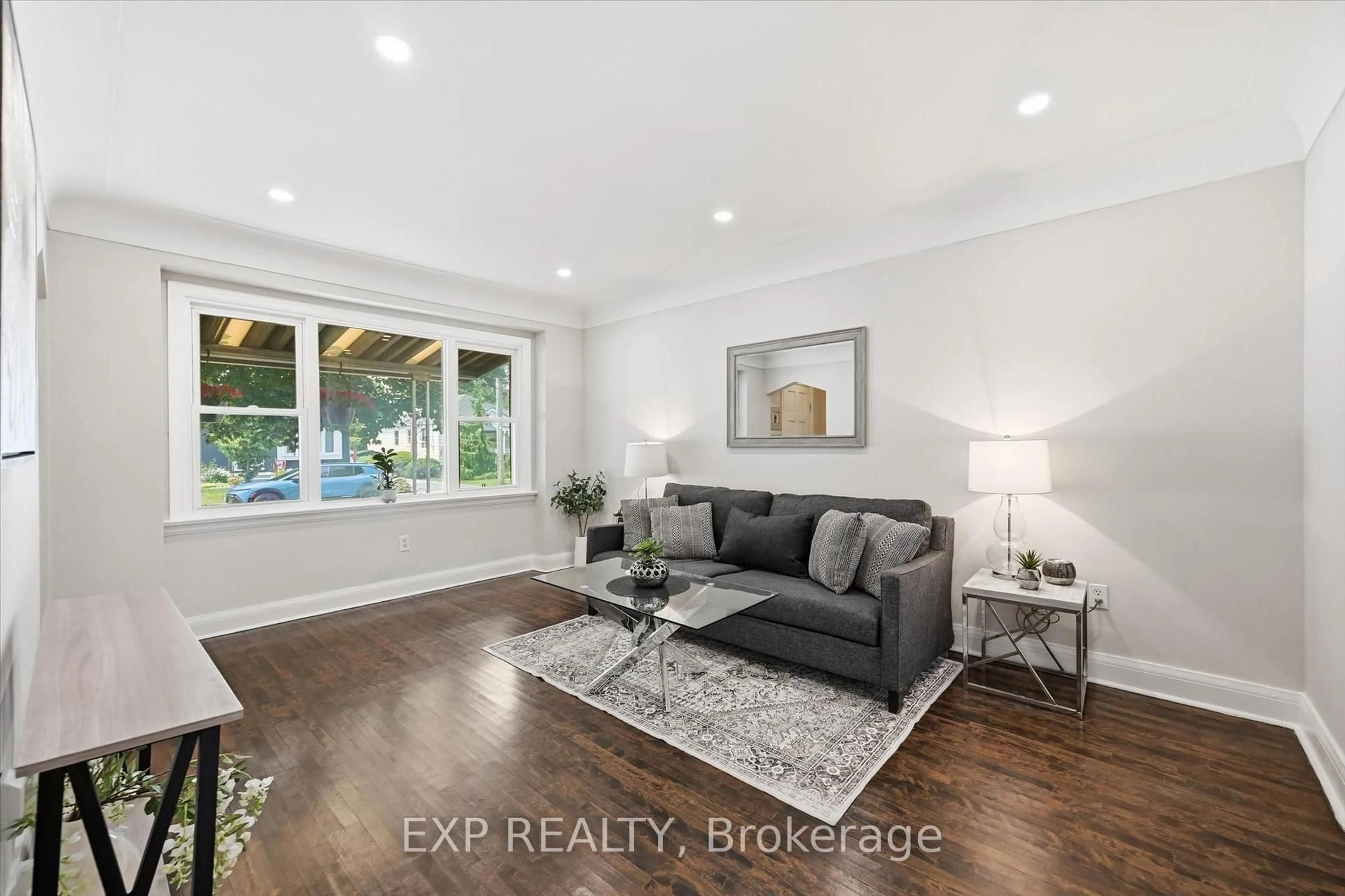 Living room with furniture, unknown for 129 East 25th St, Hamilton Ontario L8V 3A3