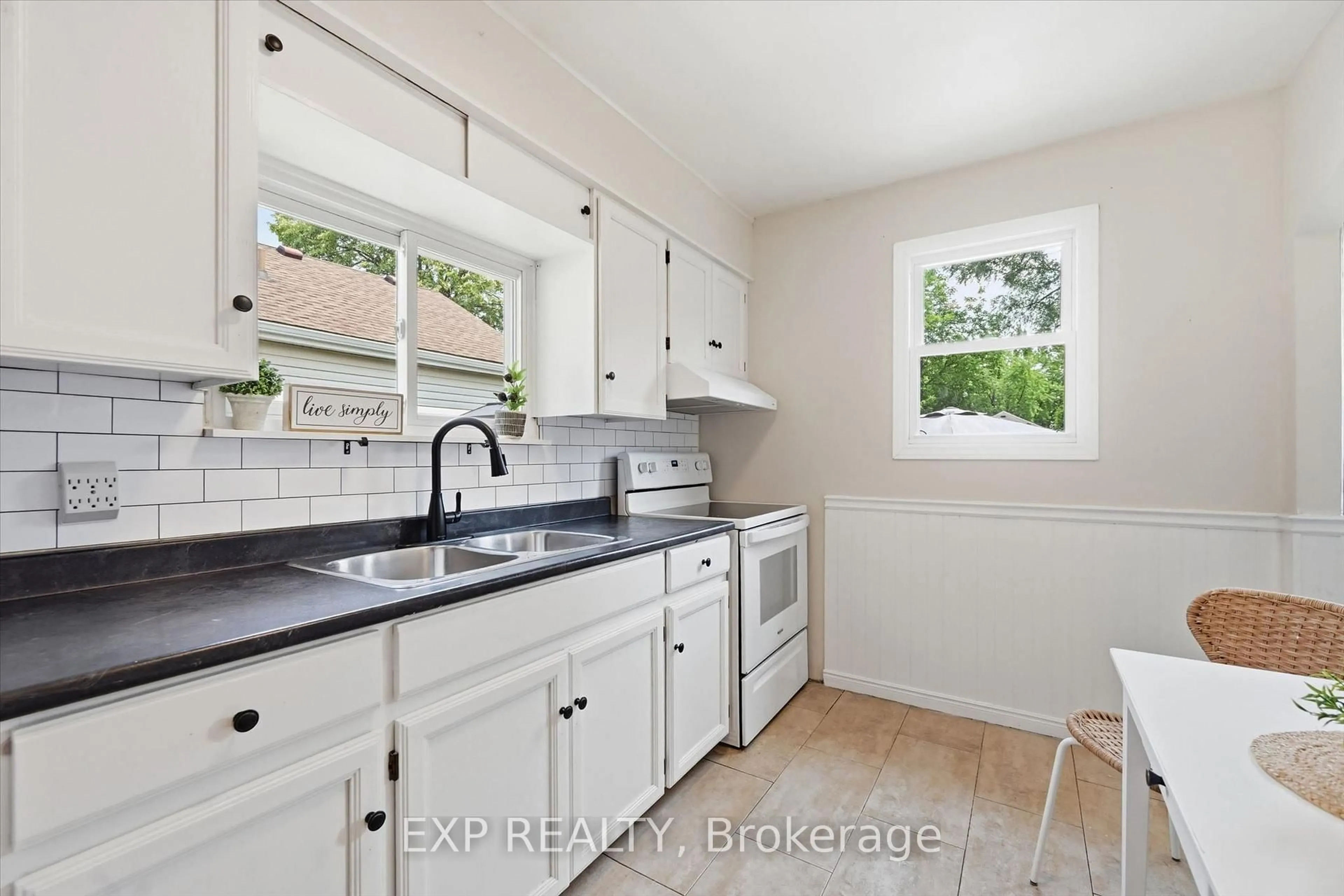 Standard kitchen, ceramic/tile floor for 129 East 25th St, Hamilton Ontario L8V 3A3