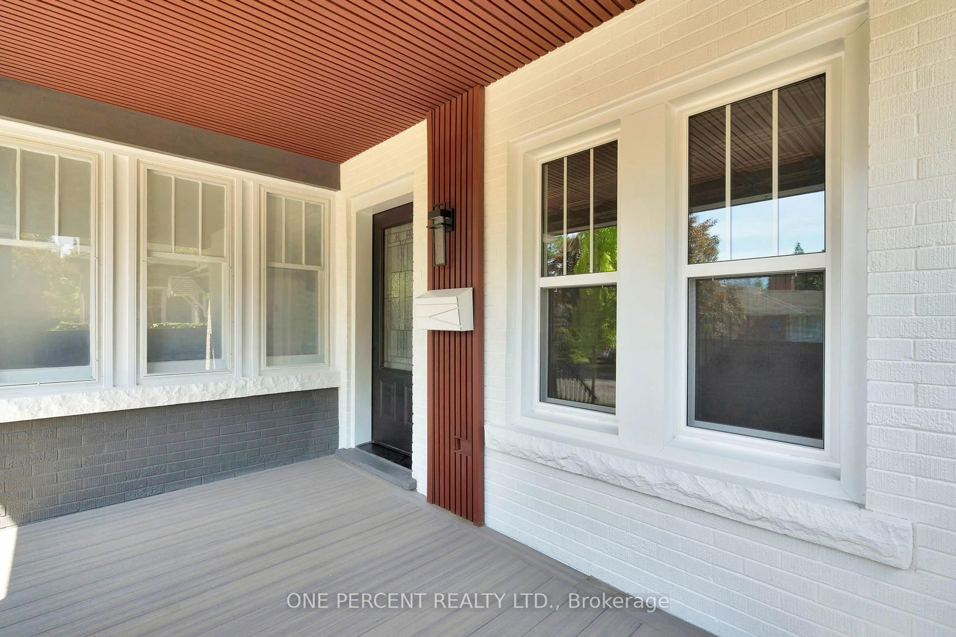 Indoor entryway for 513 King St, Woodstock Ontario N4S 1M7