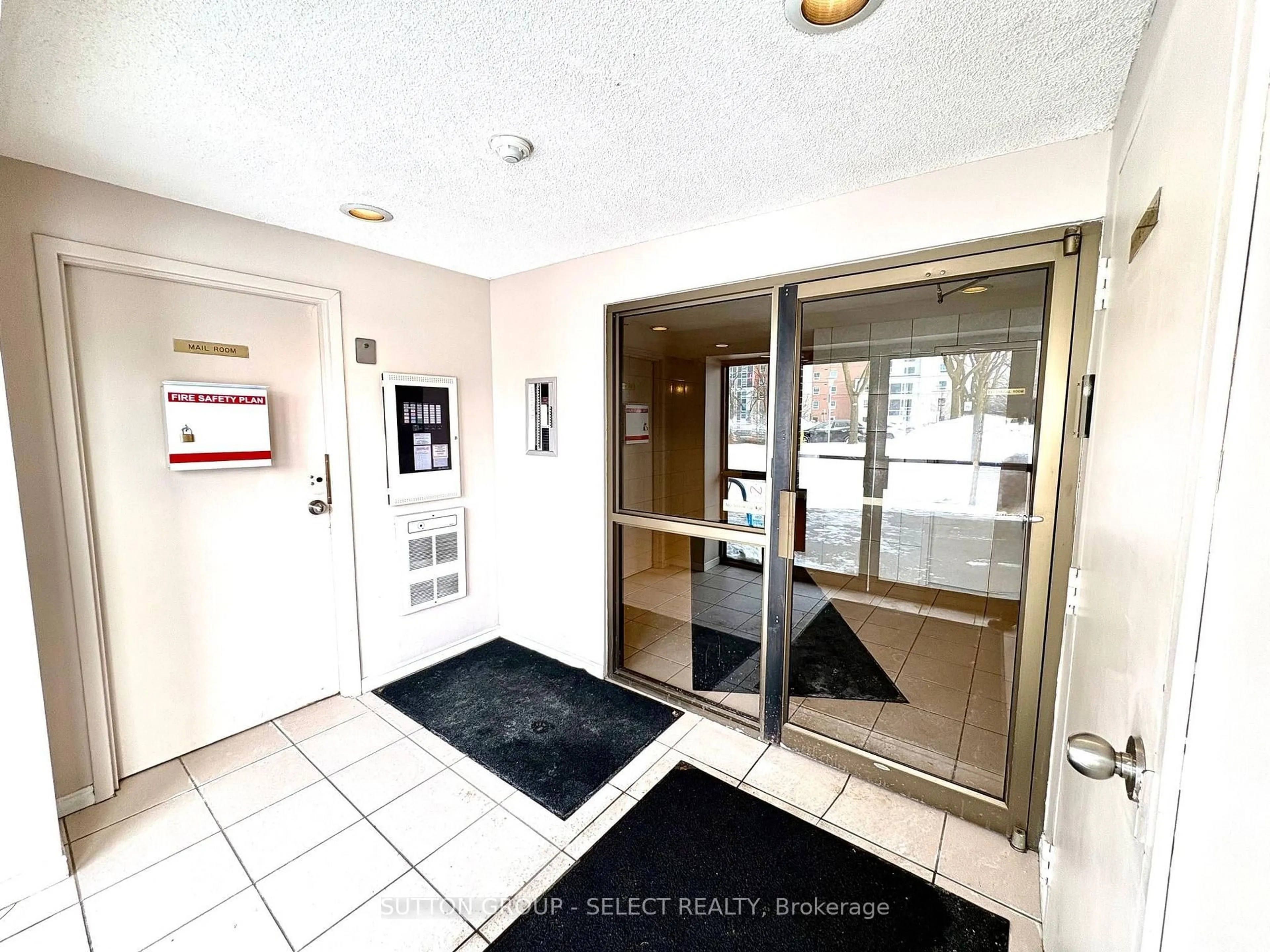 Indoor foyer for 626 First St #505, London East Ontario N5V 2A2