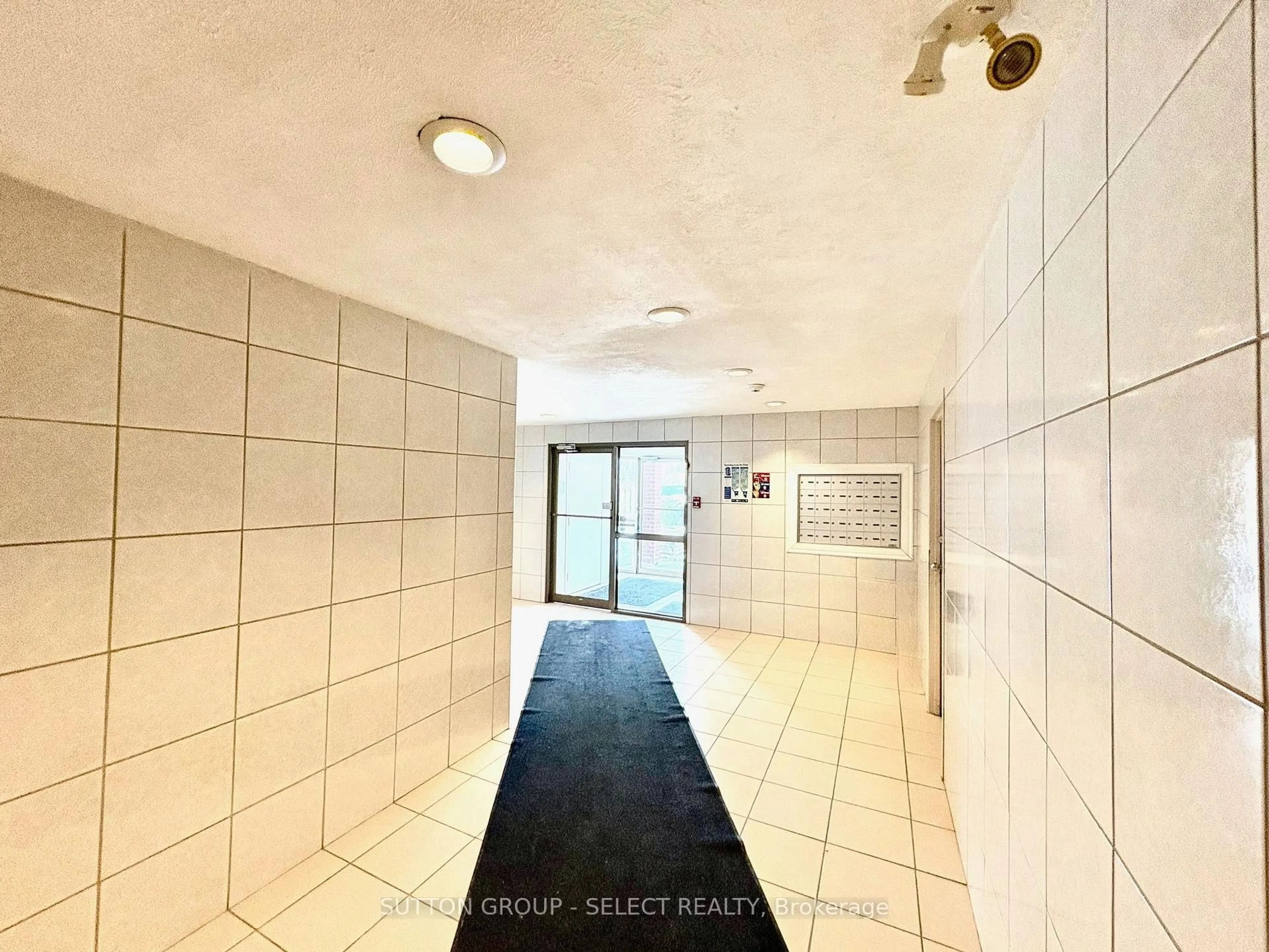 Indoor foyer for 626 First St #505, London East Ontario N5V 2A2