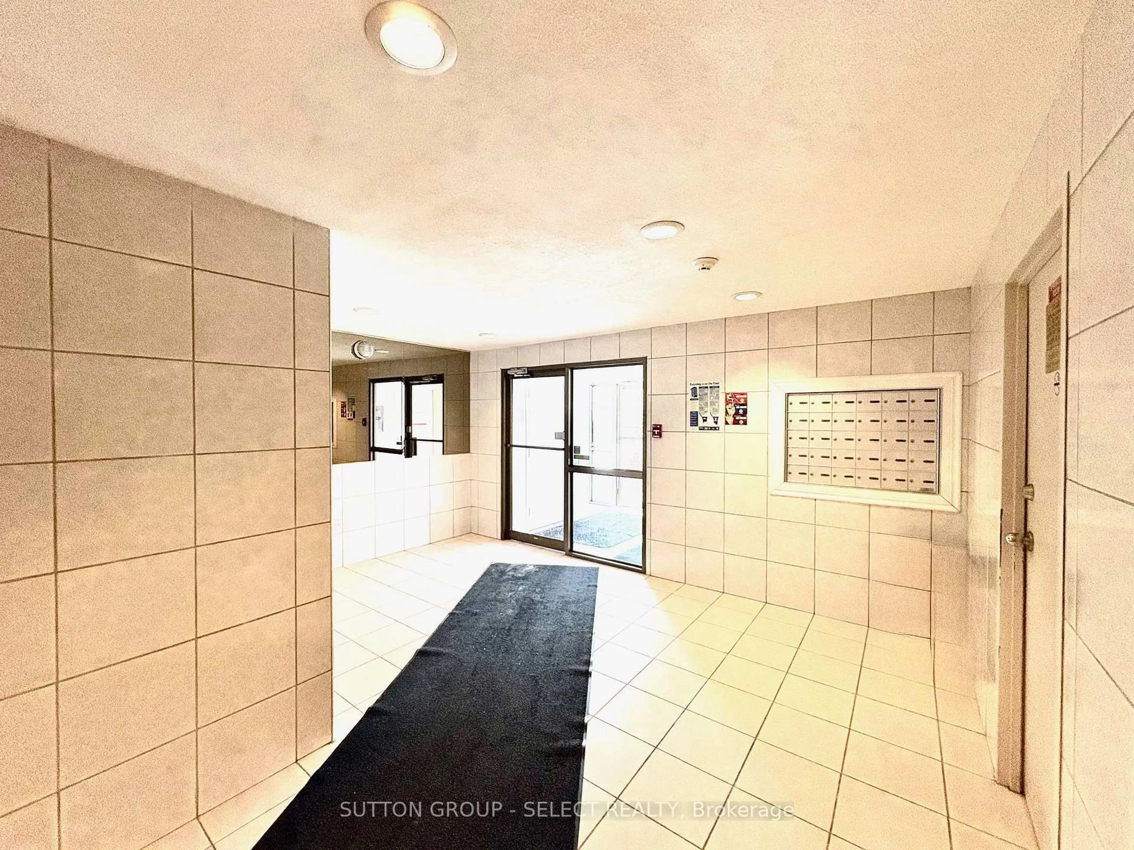 Indoor foyer for 626 First St #505, London East Ontario N5V 2A2