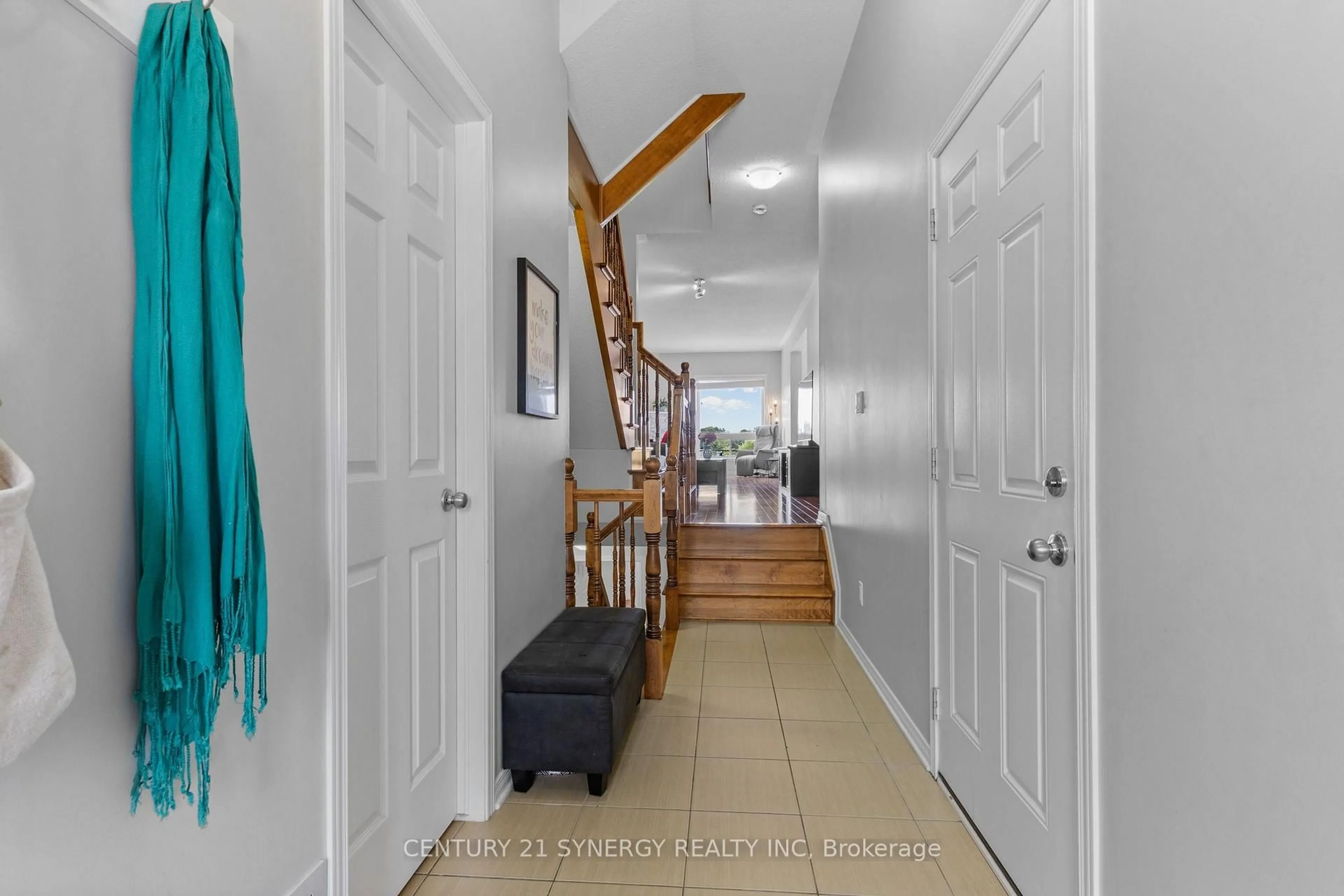 Indoor entryway for 966 Torovin Private, Ottawa Ontario K1B 0A7