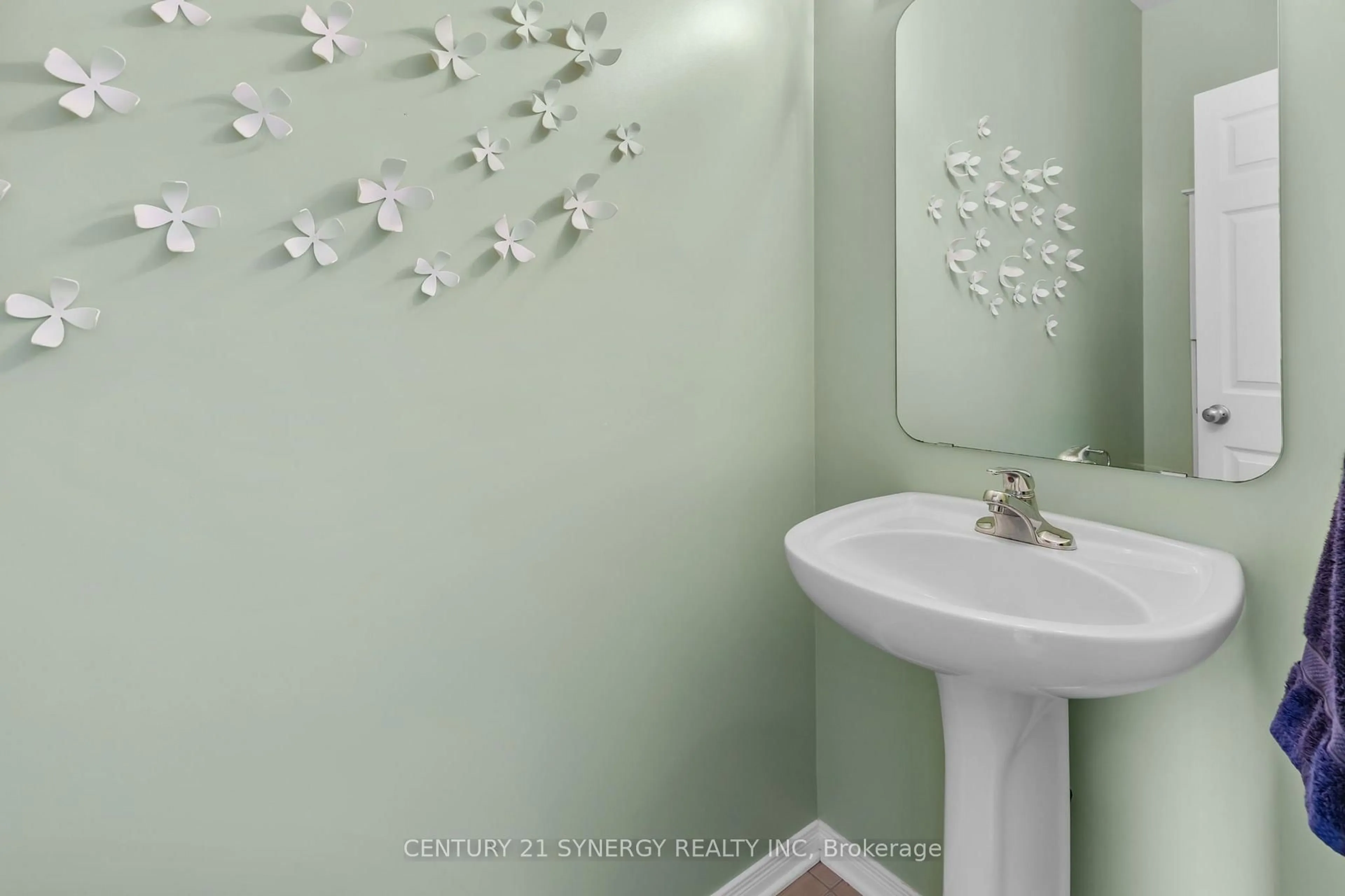 Standard bathroom, ceramic/tile floor for 966 Torovin Private, Ottawa Ontario K1B 0A7