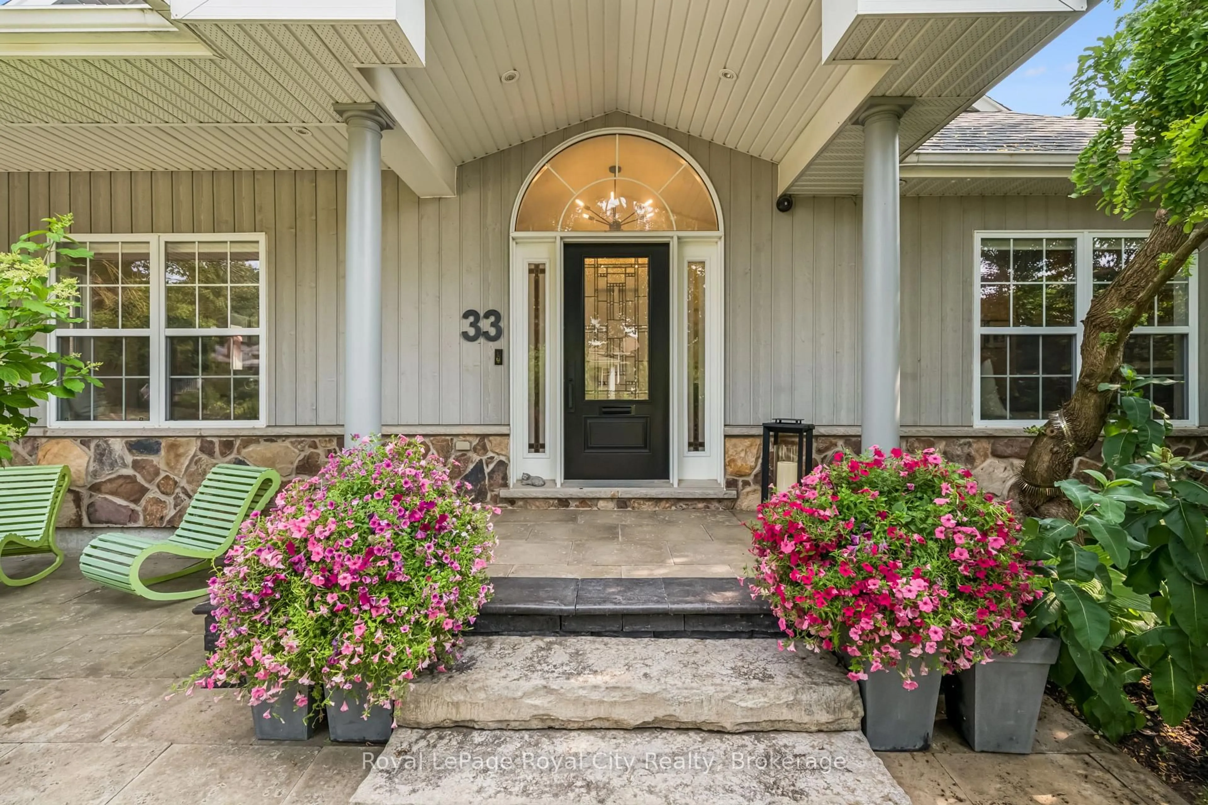 Indoor entryway for 33 Edgehill Dr, Guelph Ontario N1H 5E3