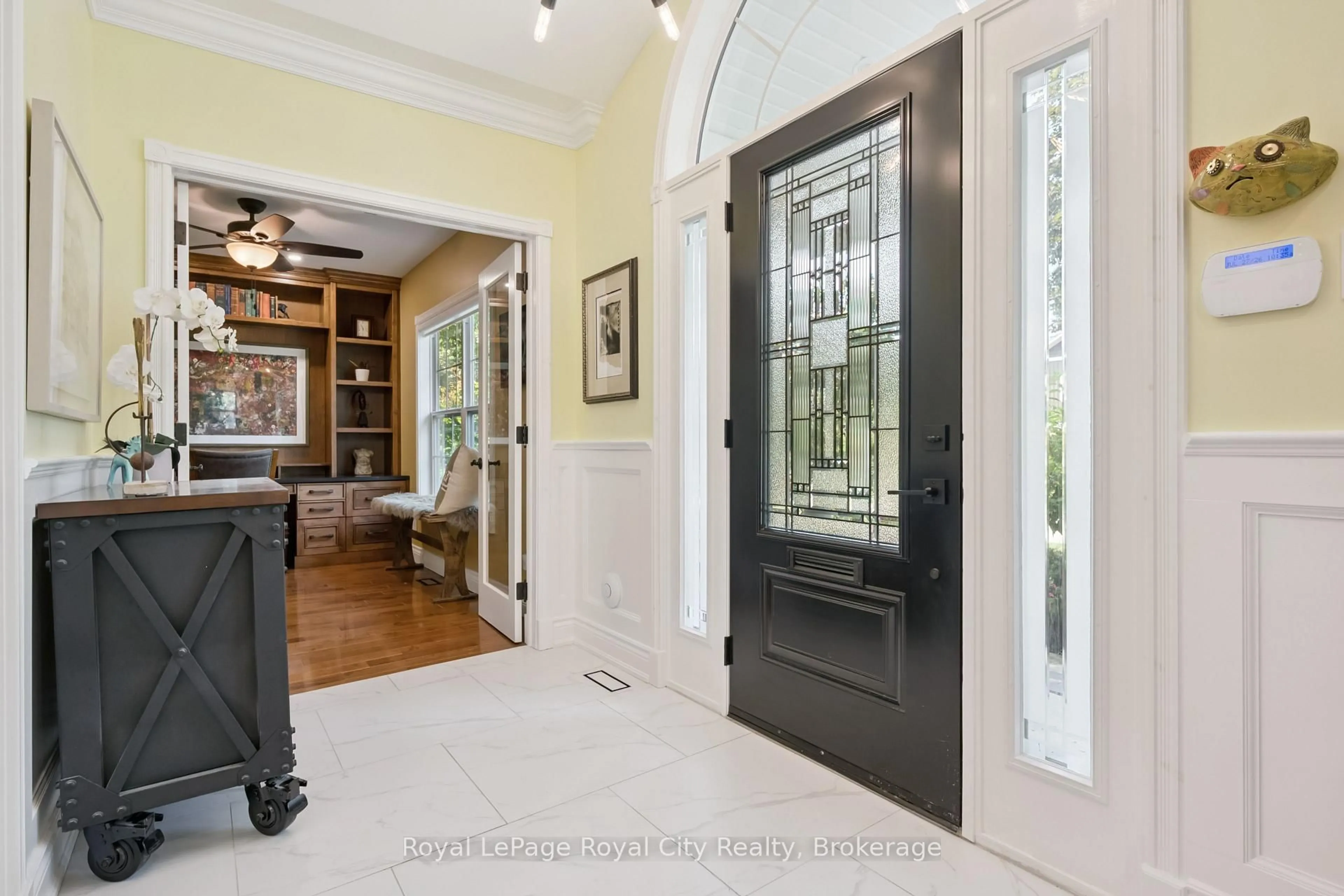 Indoor entryway for 33 Edgehill Dr, Guelph Ontario N1H 5E3