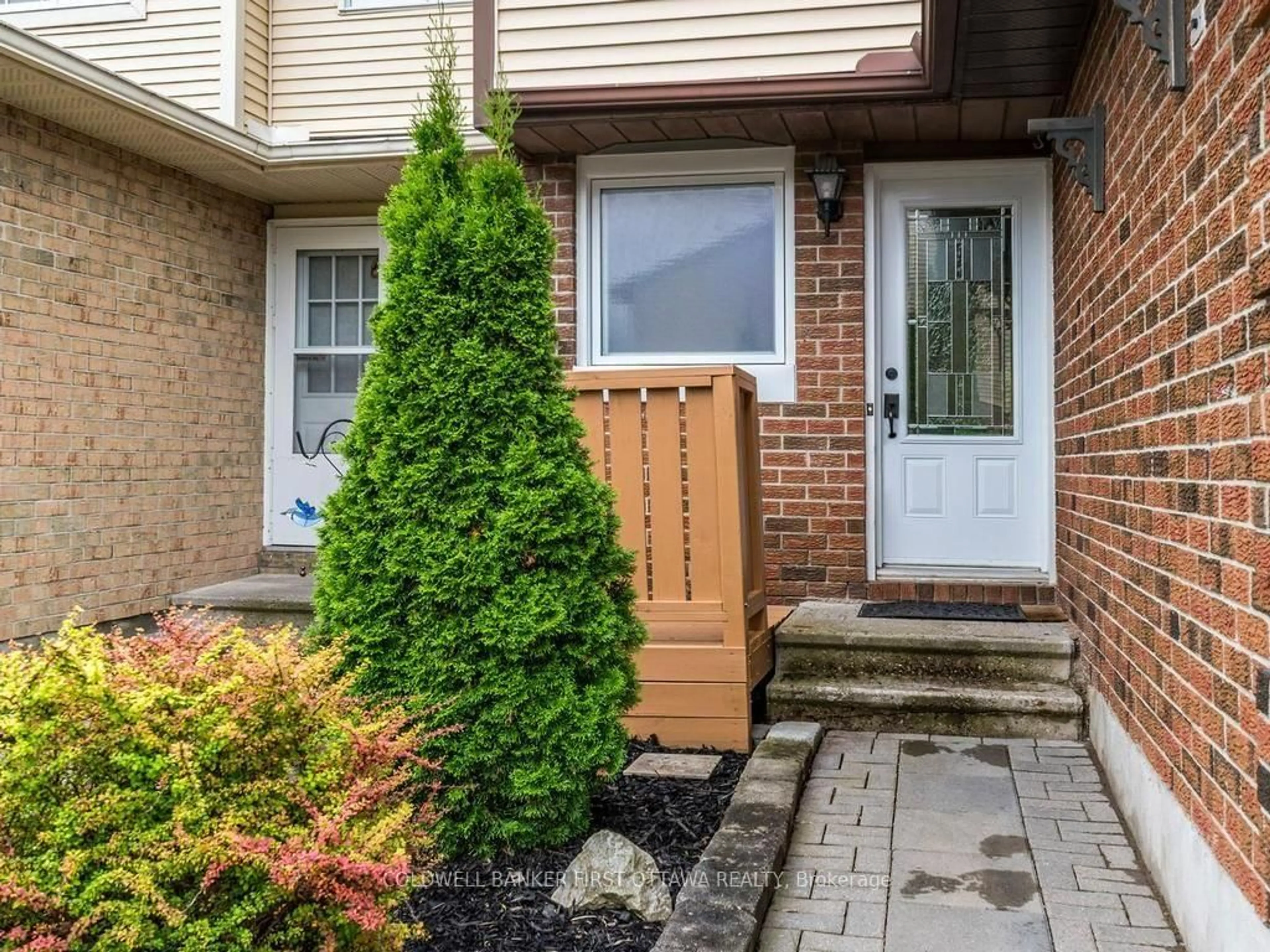 Indoor entryway for 75 Sundback Lane, Kanata Ontario K2L 2W8