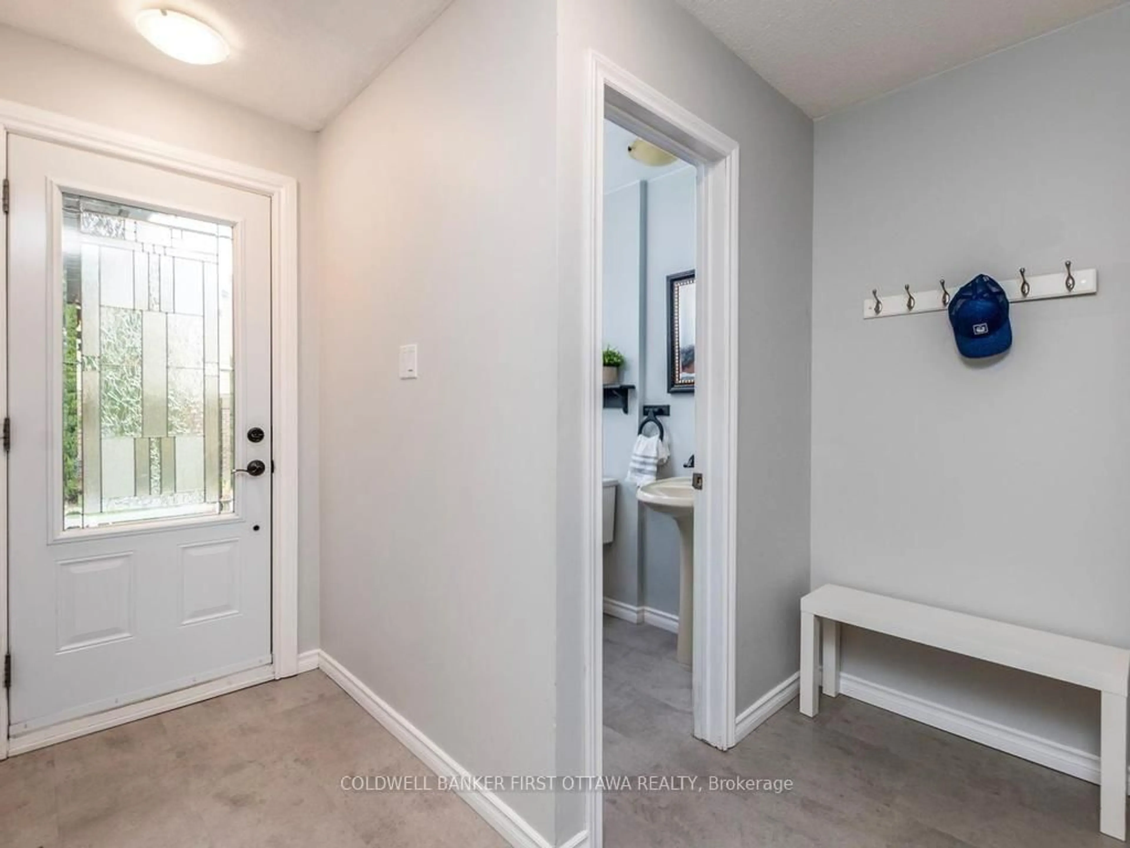 Indoor entryway for 75 Sundback Lane, Kanata Ontario K2L 2W8