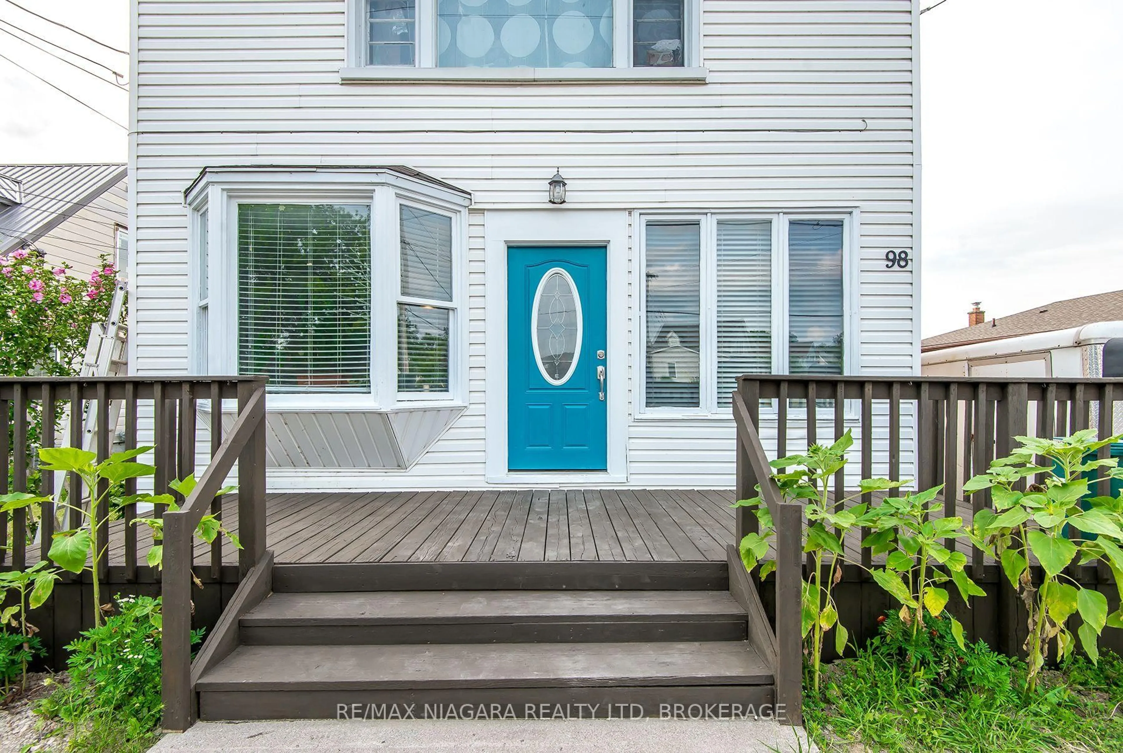 Indoor entryway for 98 Chippawa Rd, Port Colborne Ontario L3K 1T5