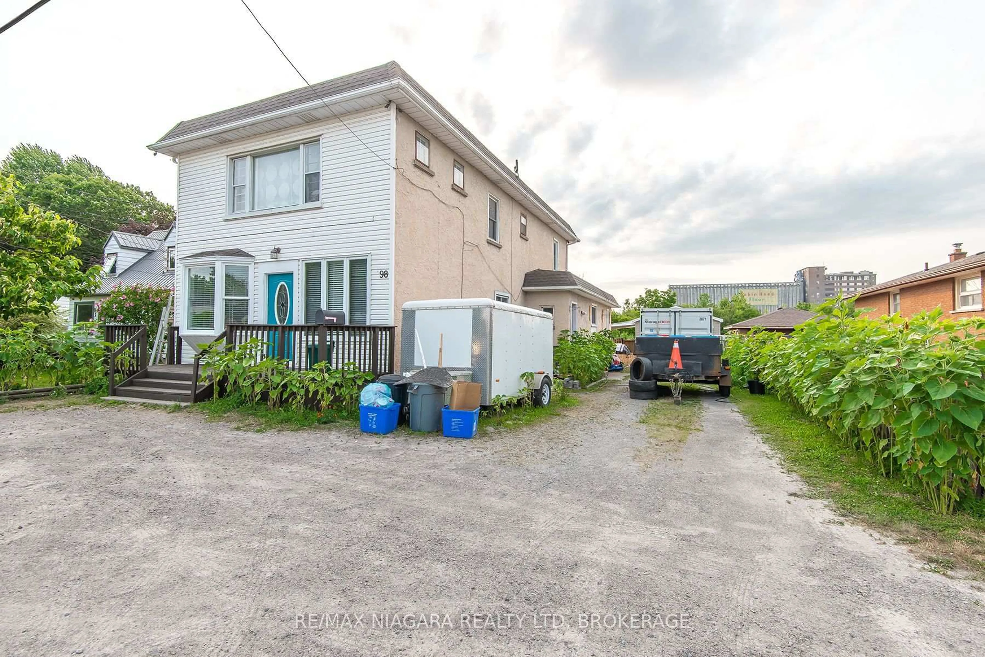 A pic from outside/outdoor area/front of a property/back of a property/a pic from drone, street for 98 Chippawa Rd, Port Colborne Ontario L3K 1T5