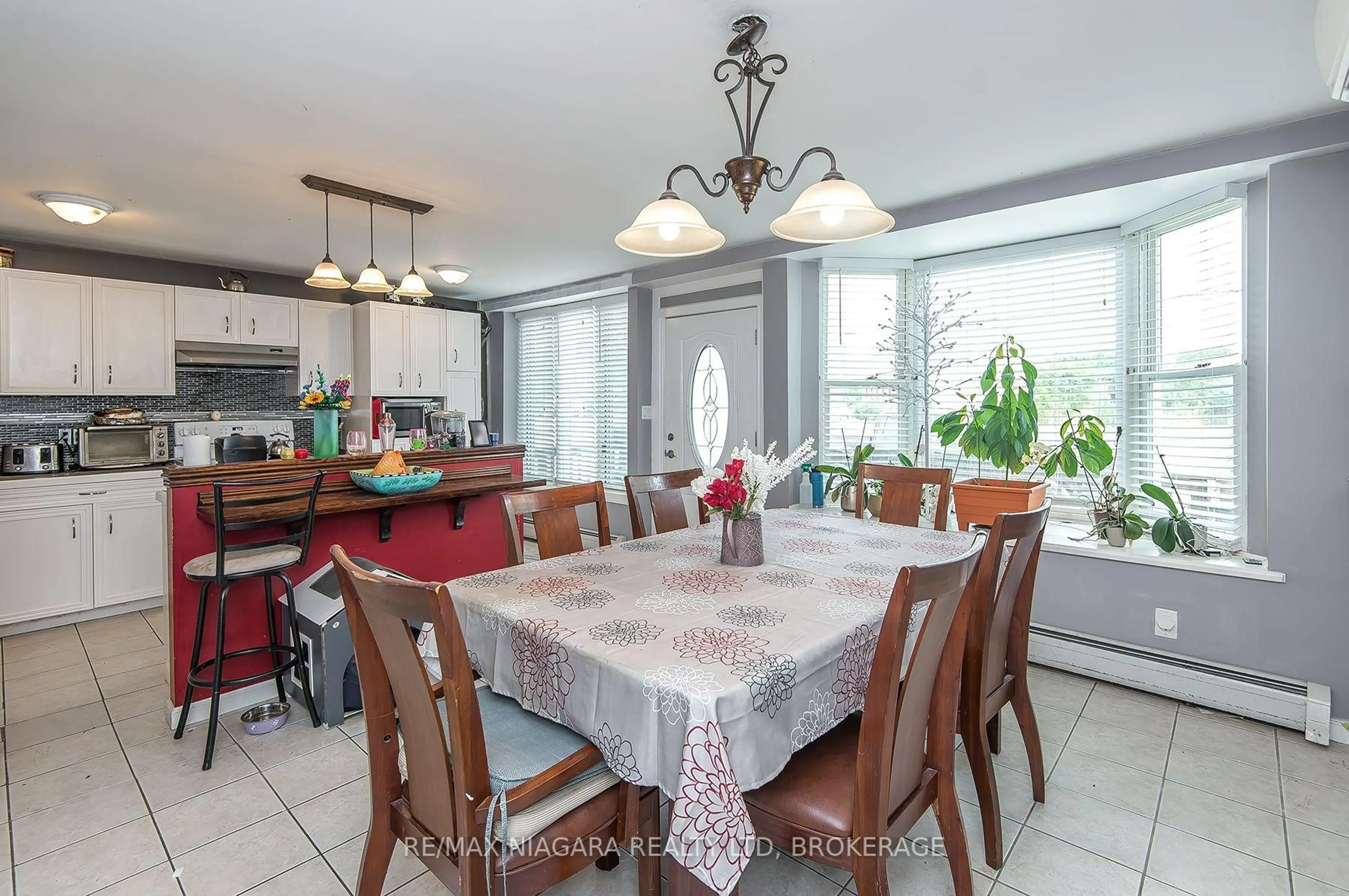 Dining room, ceramic/tile floor for 98 Chippawa Rd, Port Colborne Ontario L3K 1T5
