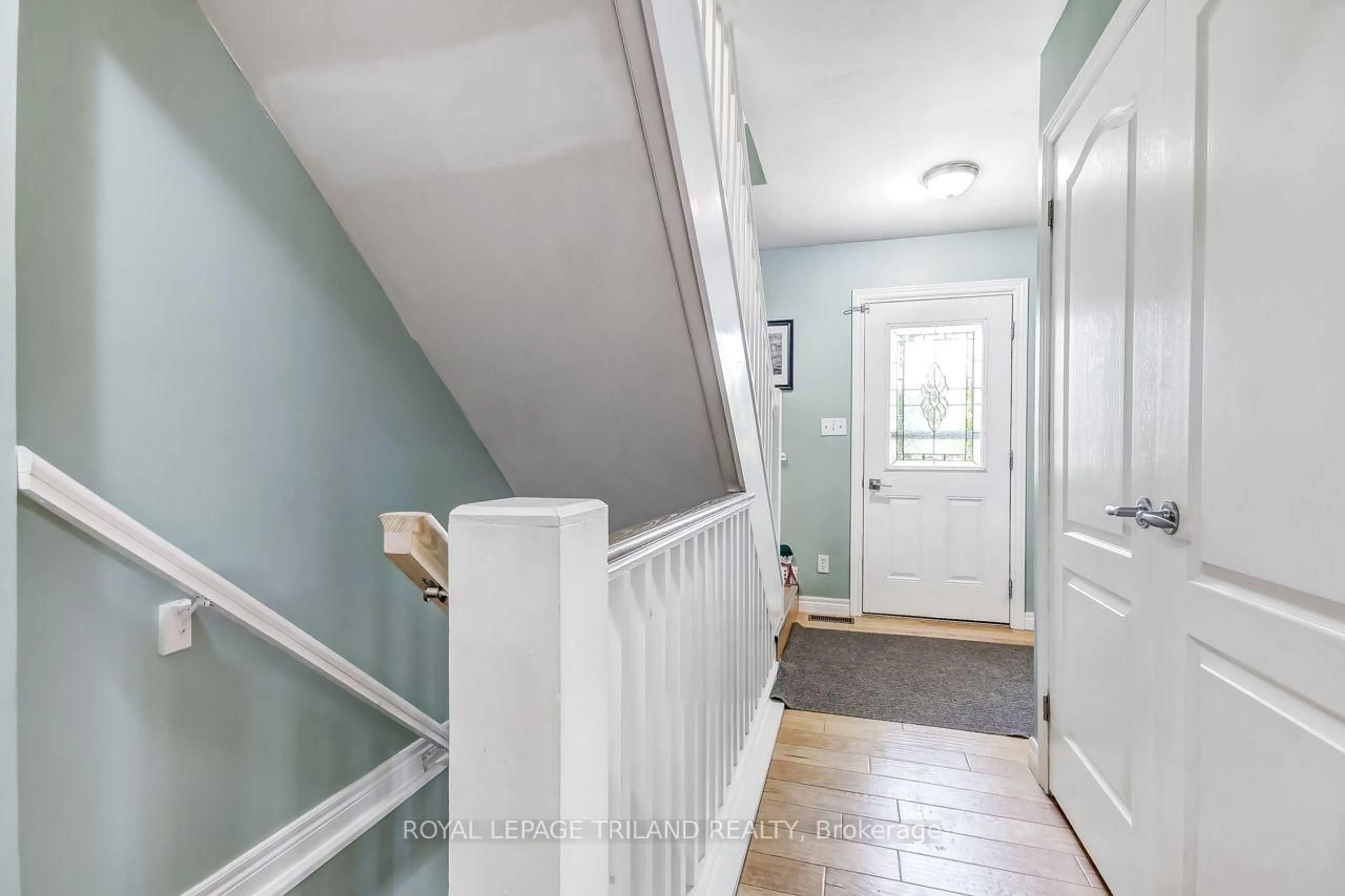 Indoor entryway for 3 Gregory Pl, St. Thomas Ontario N5R 4S4