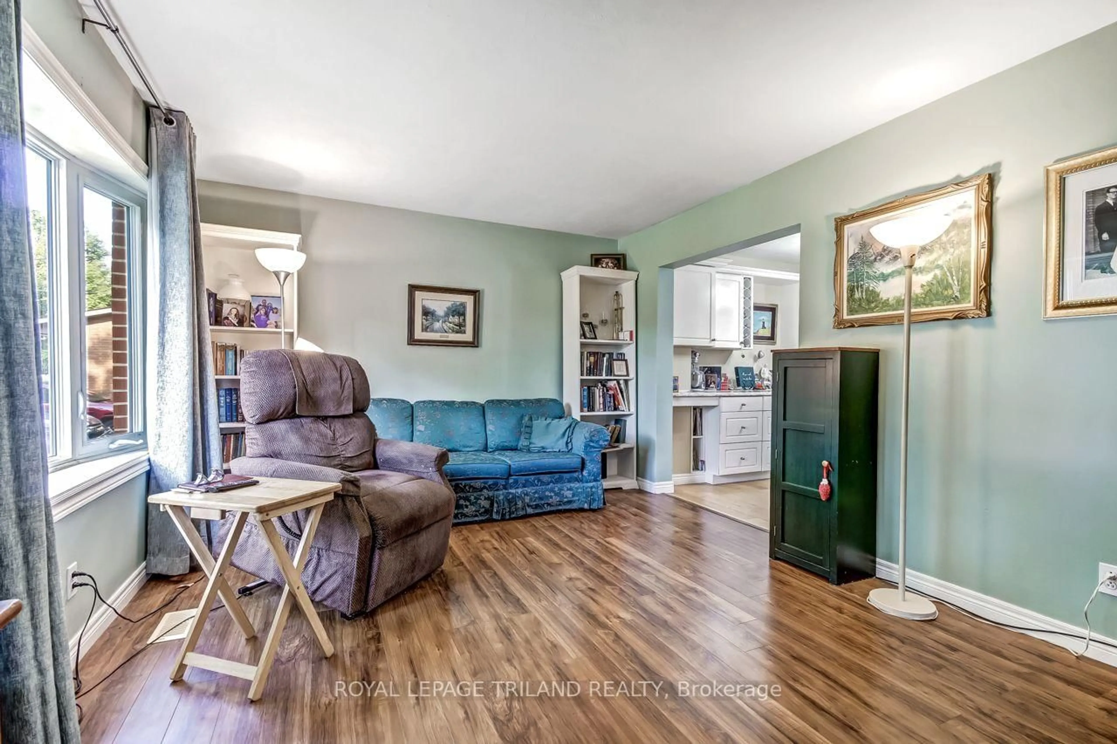 Living room with furniture, unknown for 3 Gregory Pl, St. Thomas Ontario N5R 4S4