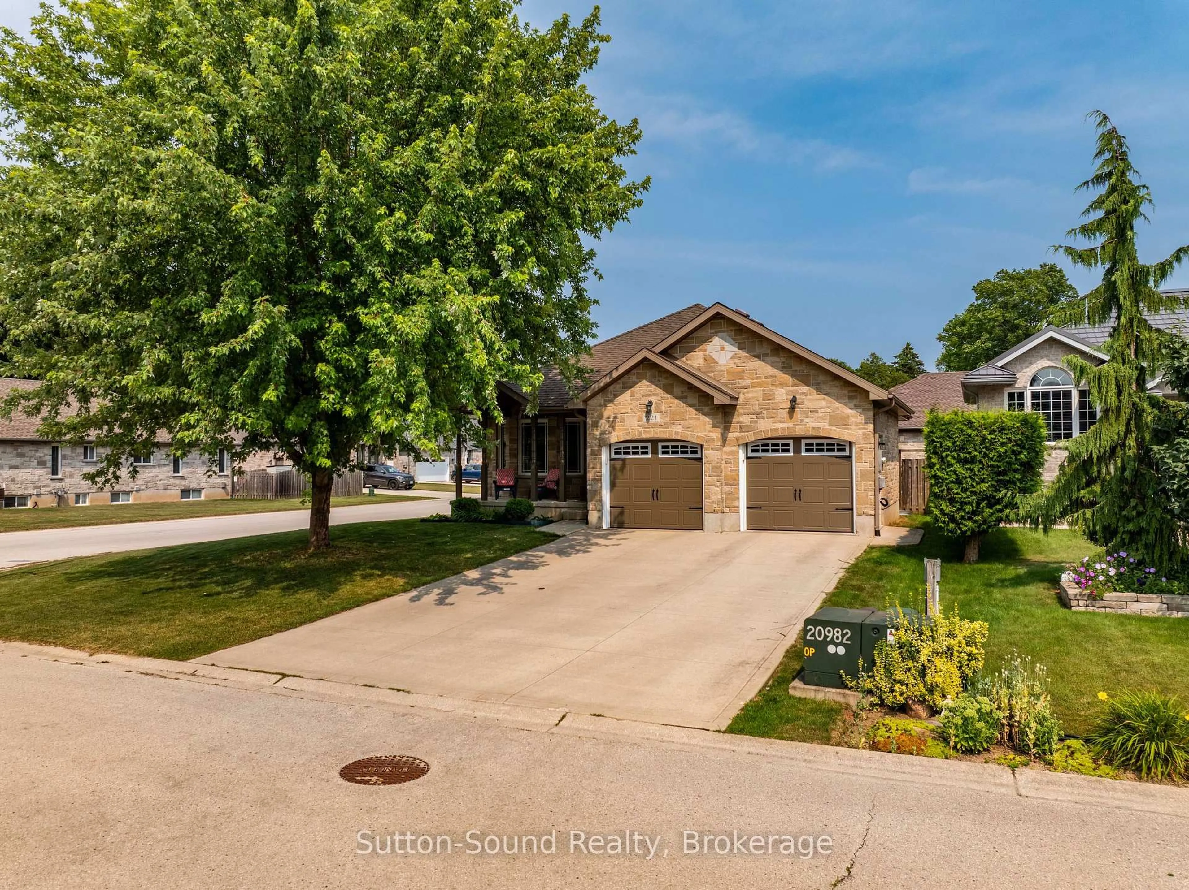 A pic from outside/outdoor area/front of a property/back of a property/a pic from drone, street for 221 2nd Ave, Owen Sound Ontario N4K 0A6